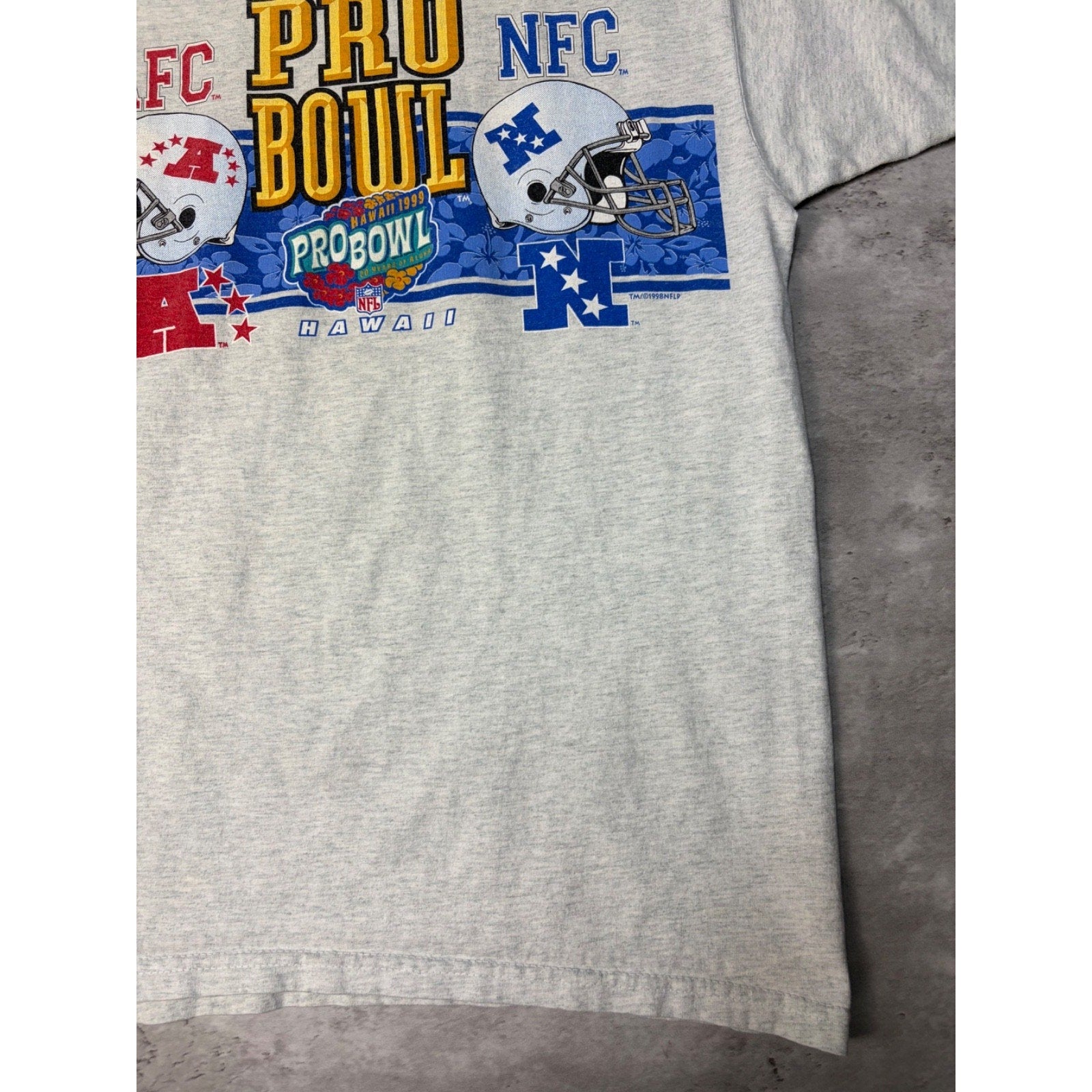 Vintage 1999 NFL Hawaii Pro Bowl AFC Vs NFC Helmet Graphic T-Shirt Size Medium