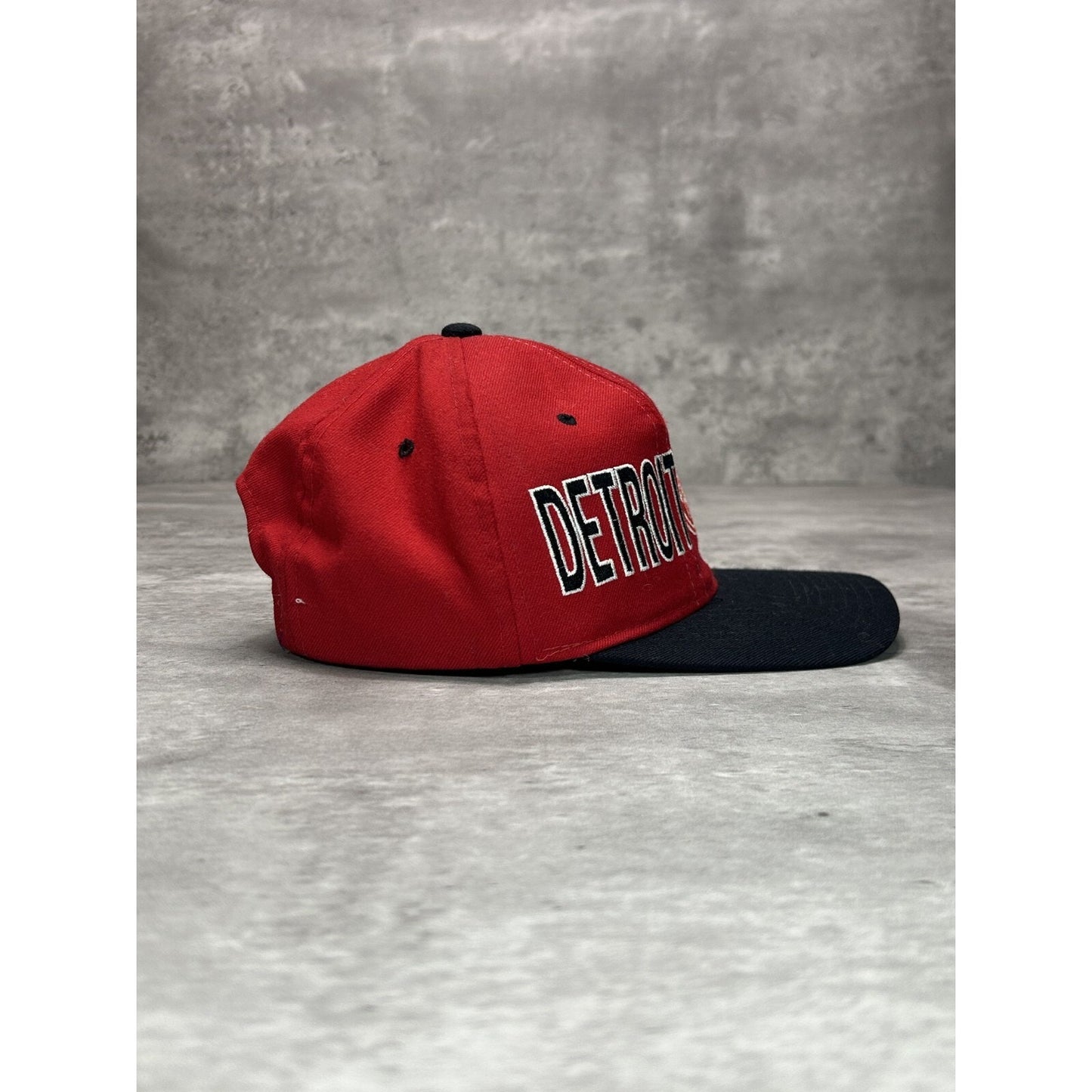 Vintage 90s Detroit Red Wings NHL Embroidered Spellout Starter Snapback Hat OSFA