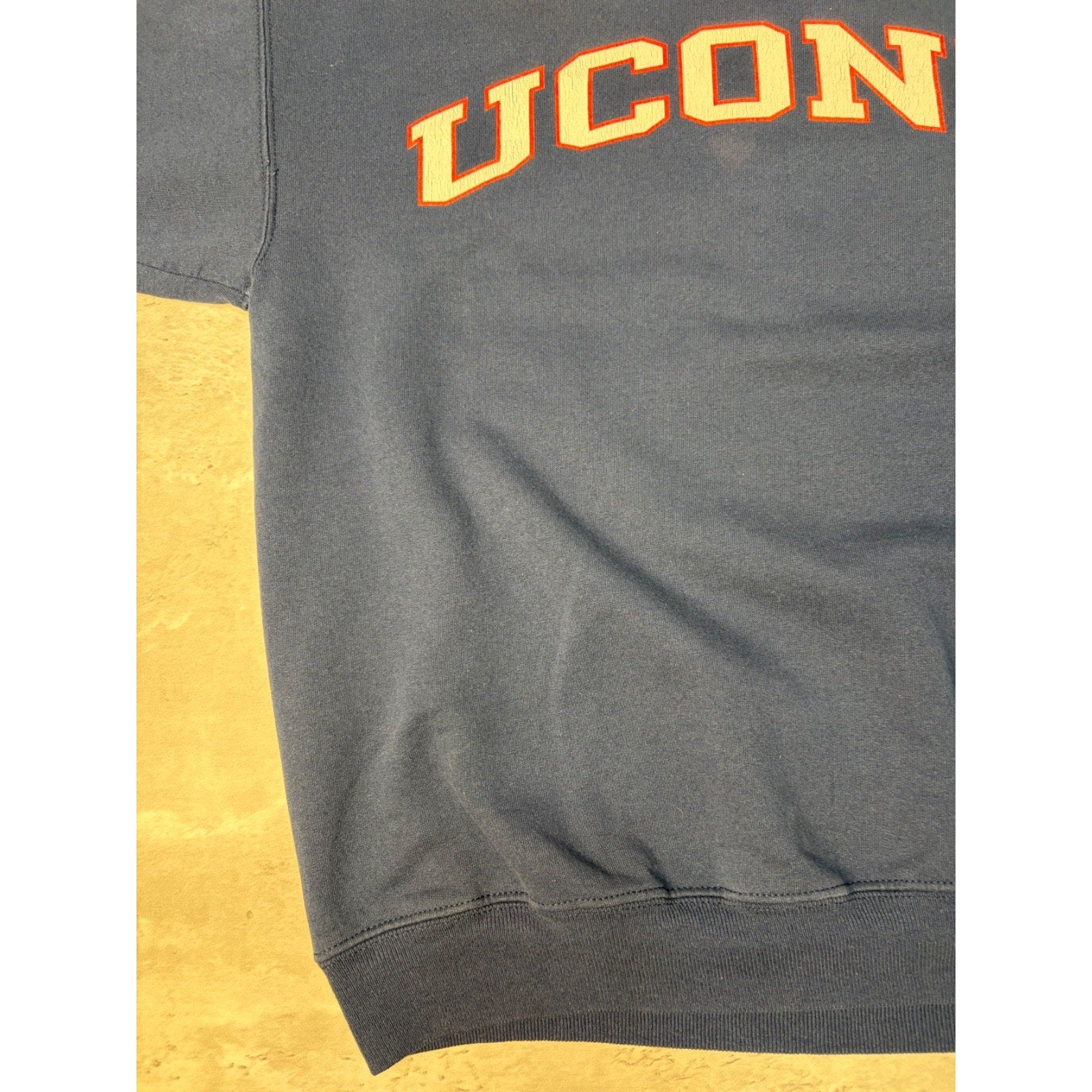 Vintage Uconn Huskies NCAA Spellout Graphic Champion Sweatshirt Size Medium