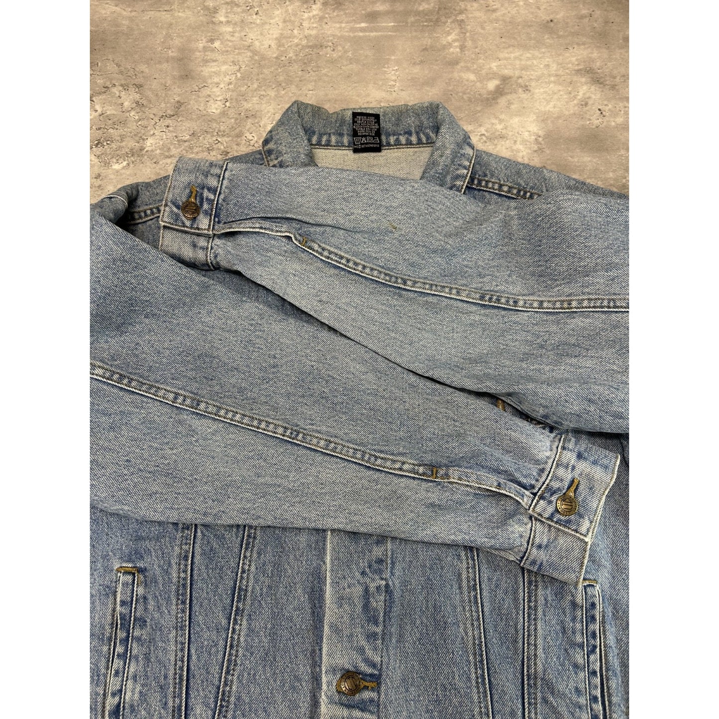 Vintage 90s Looney Tunes Embroidered Light Wash Denim Jacket Size Large