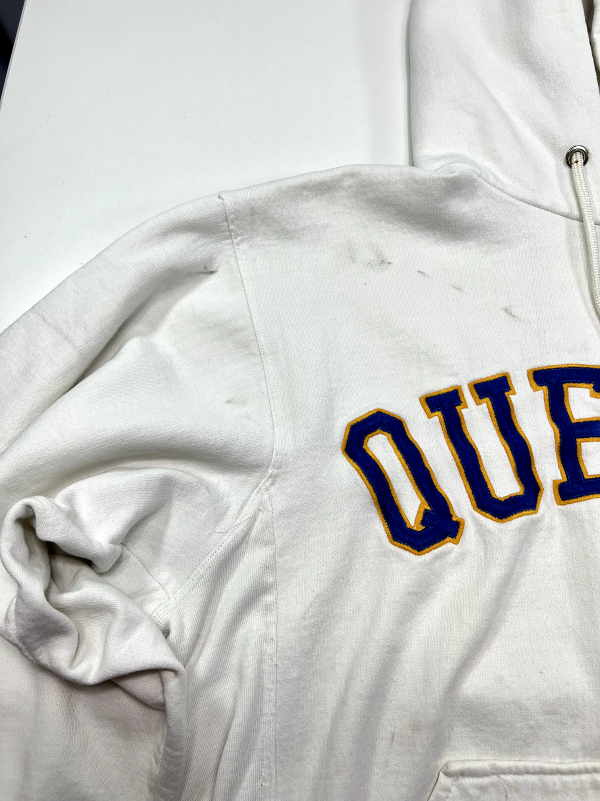 Vintage 90s Queens University Embroidered Spellout Hooded Sweatshirt Size Medium