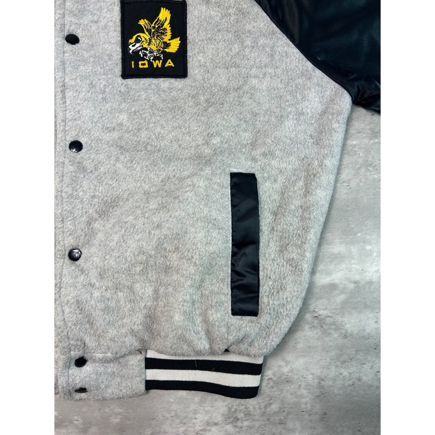Vintage 90s Iowa Hawkeyes NCAA Embroidered Collegiate Bomber Jacket Size XL