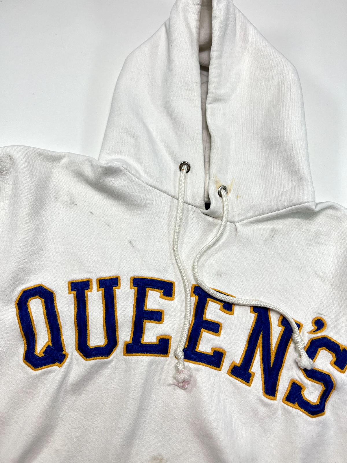 Vintage 90s Queens University Embroidered Spellout Hooded Sweatshirt Size Medium