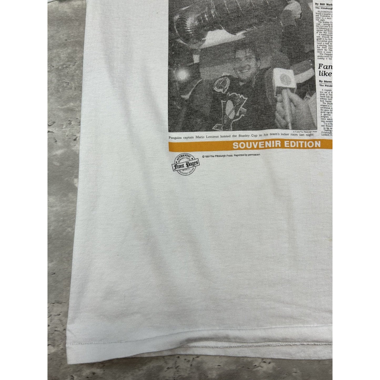 VTG 1991 Pittsburgh Penguins NHL Stanley Cup Champs Newspaper T-Shirt Sz Large