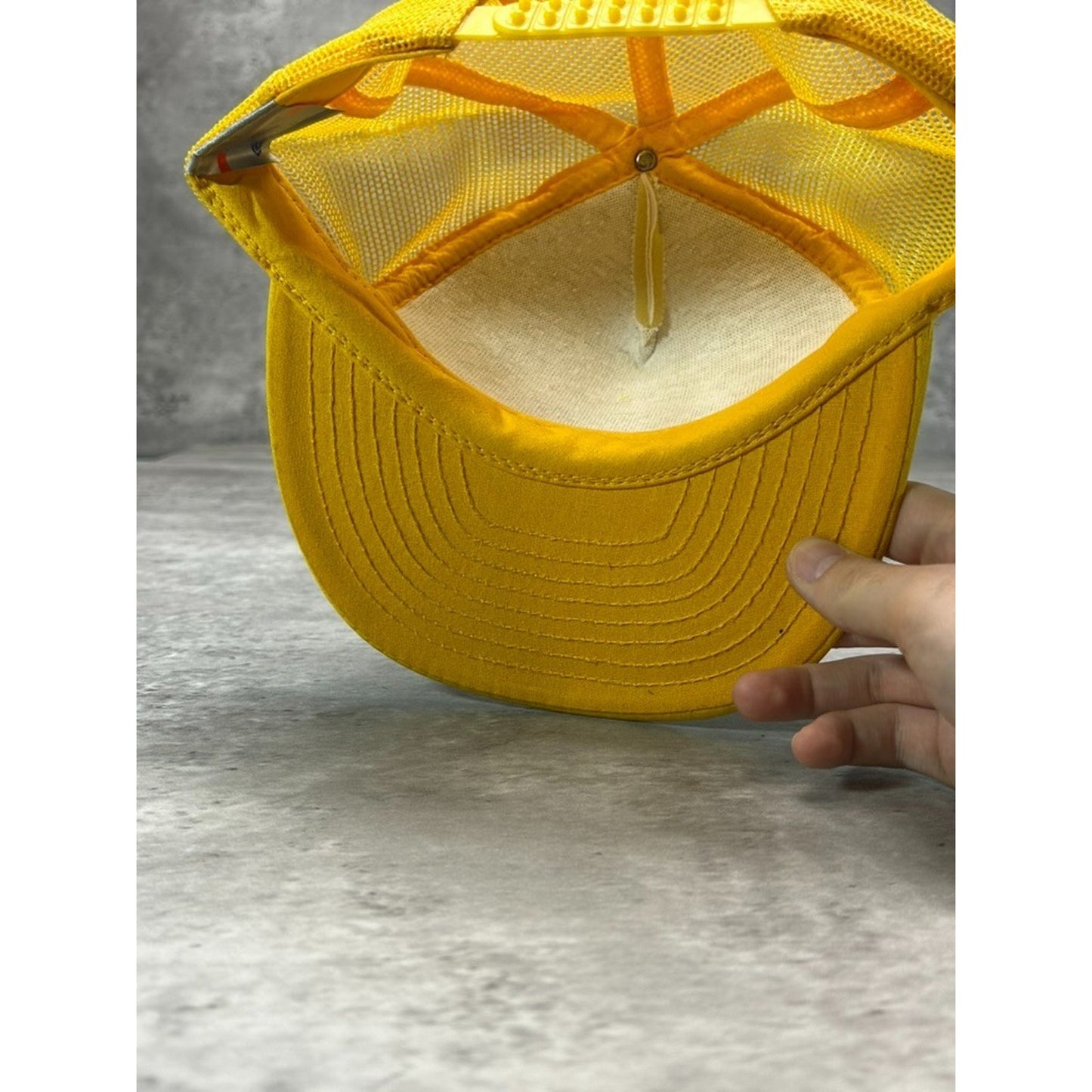 Vintage 1988 Oshkosh Graphic Spellout Trucker Snapback Hat OSFA White/Yellow