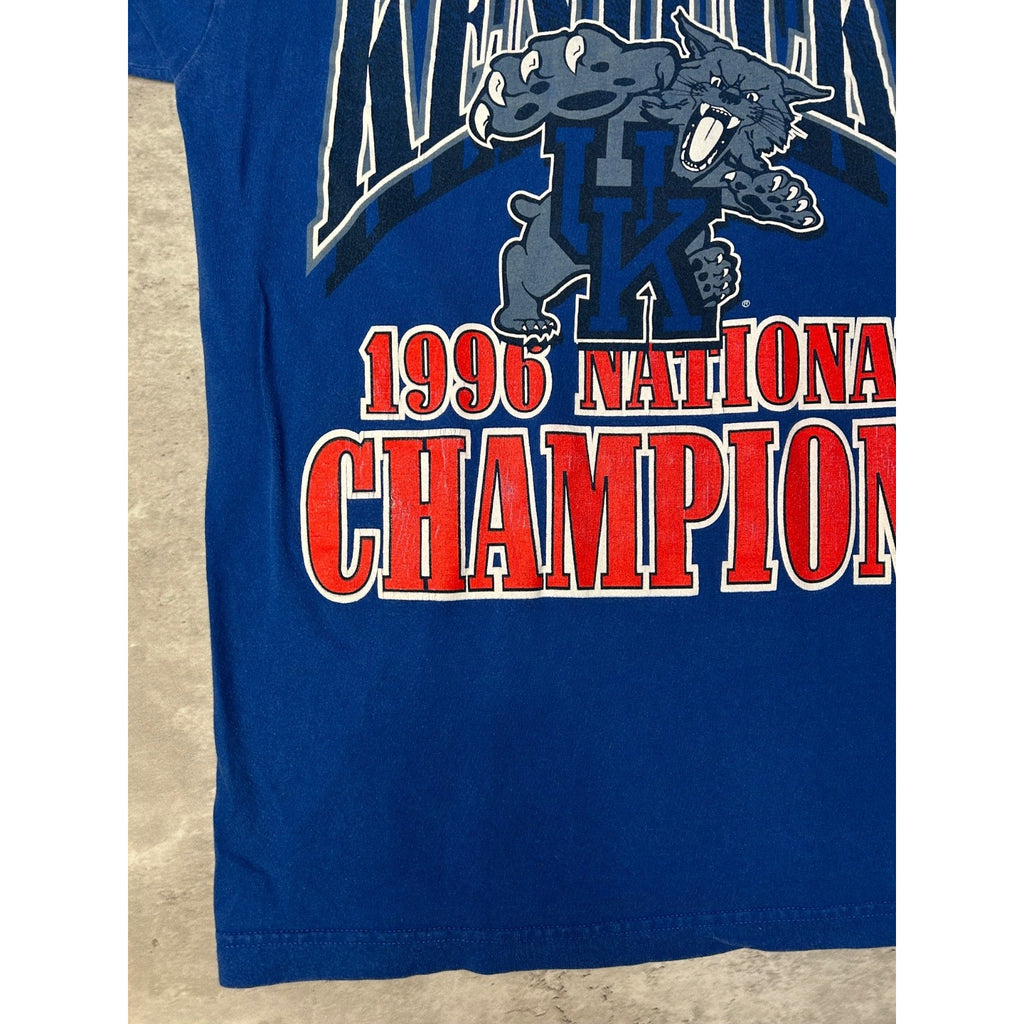 Vintage 1996 Kentucky Wildcats NCAA National Champions Graphic T-Shirt Size XL