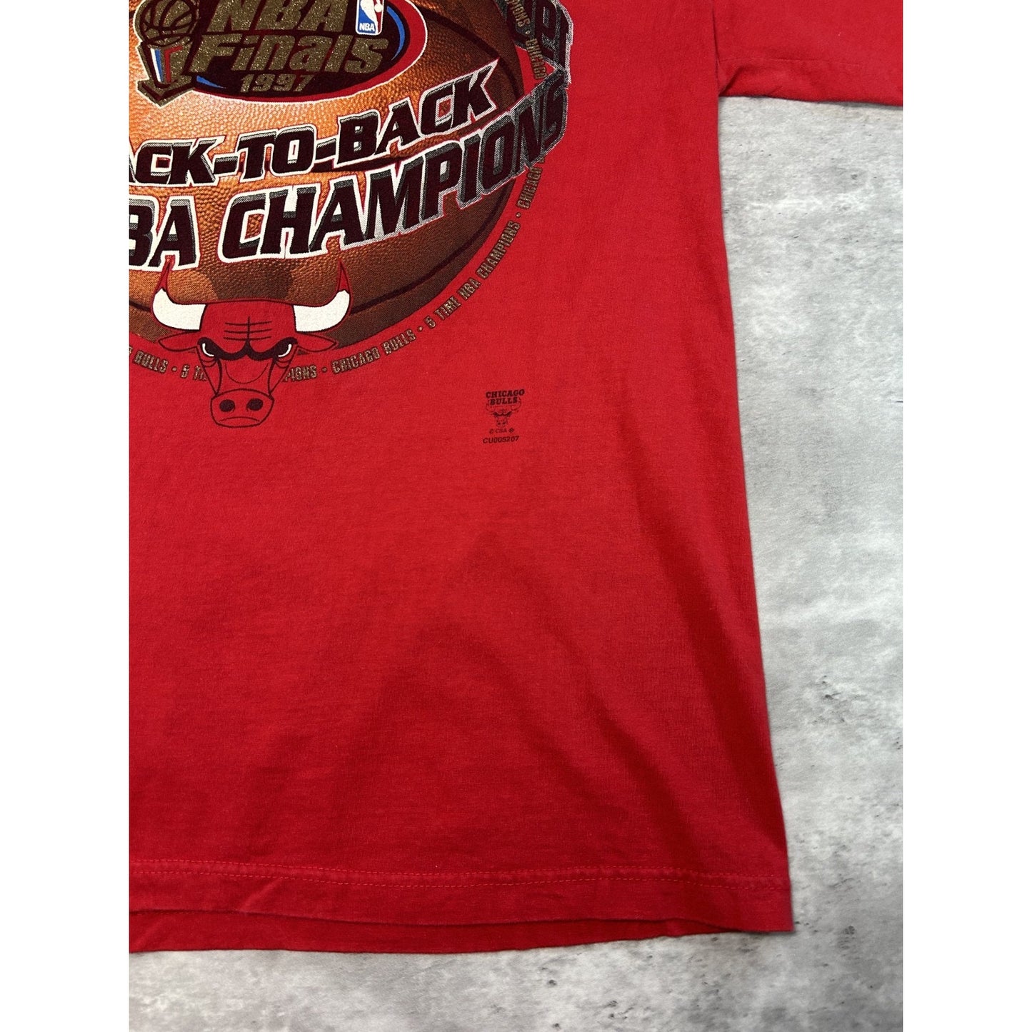 Vintage 1997 Chicago Bulls NBA Back To Back World Champs Graphic T-Shirt Large