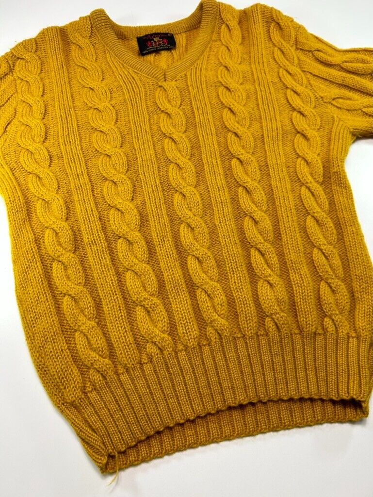 Vintage 80s/90s Arrow 100% Virgin Wool Cable Knit V Neck Sweater Size Medium