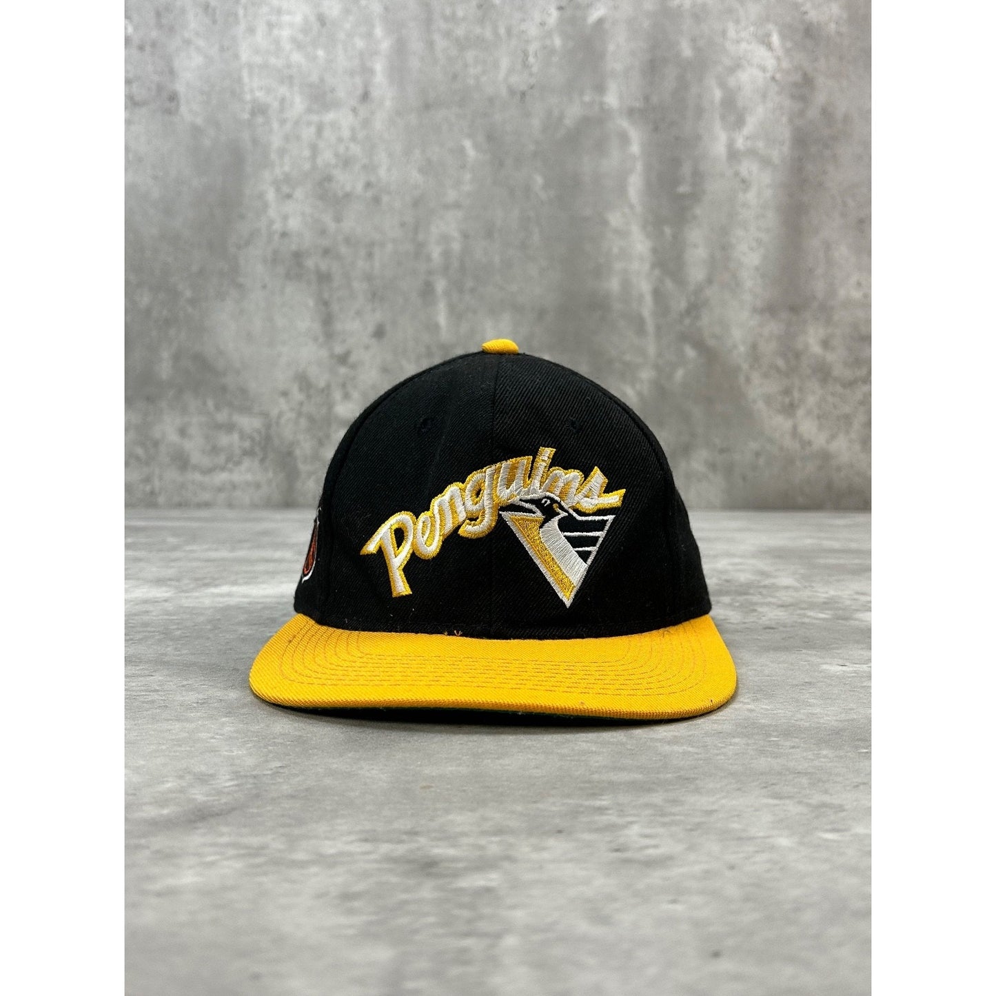 Vintage 90s Pittsburgh Penguins NHL Embroidered Logo Hockey Fitted Hat Sz 6 7/8