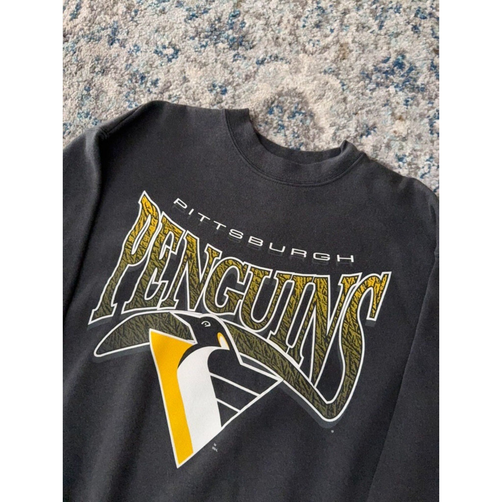 Vintage Pittsburgh Penguins NHL Spellout Logo Graphic Sweatshirt Size Large
