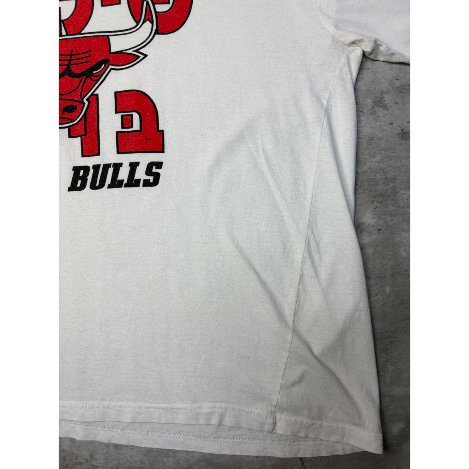Vintage Chicago Bulls NBA Hebrew Spellout Graphic T-Shirt Size XL