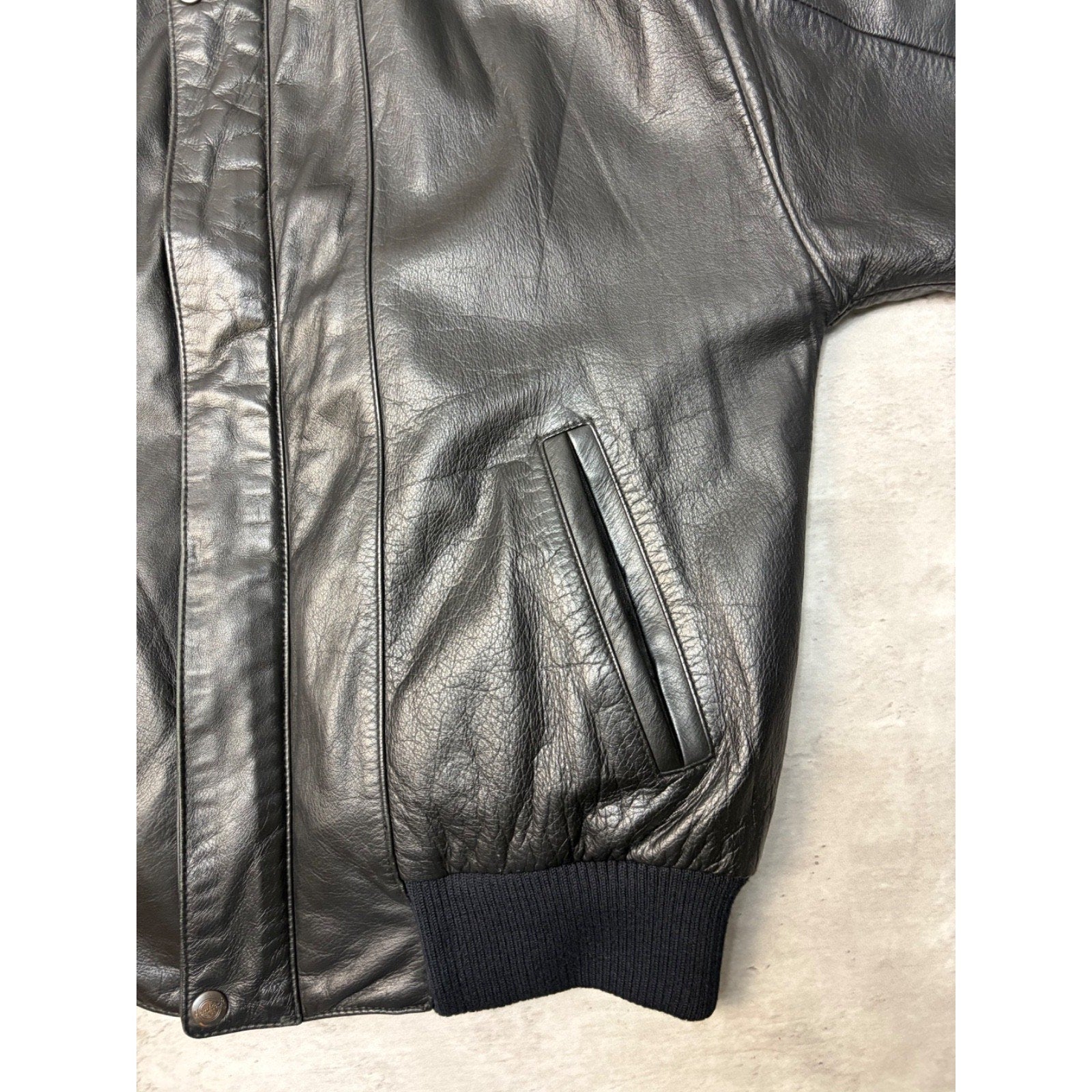 Vintage Hard Rock Cafe Embossed Sleeve Logo Leather Bomber Jacket Size Small