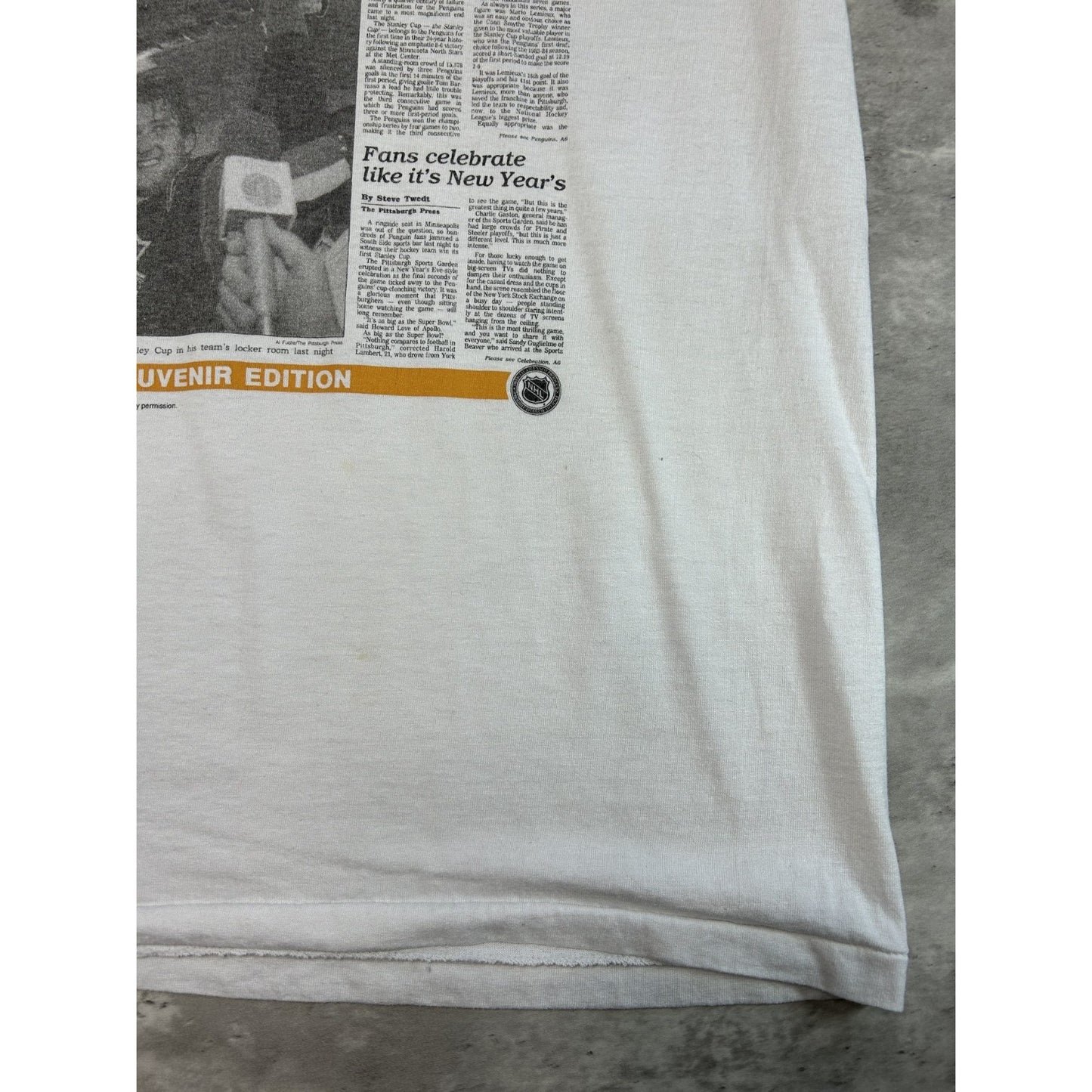 VTG 1991 Pittsburgh Penguins NHL Stanley Cup Champs Newspaper T-Shirt Sz Large