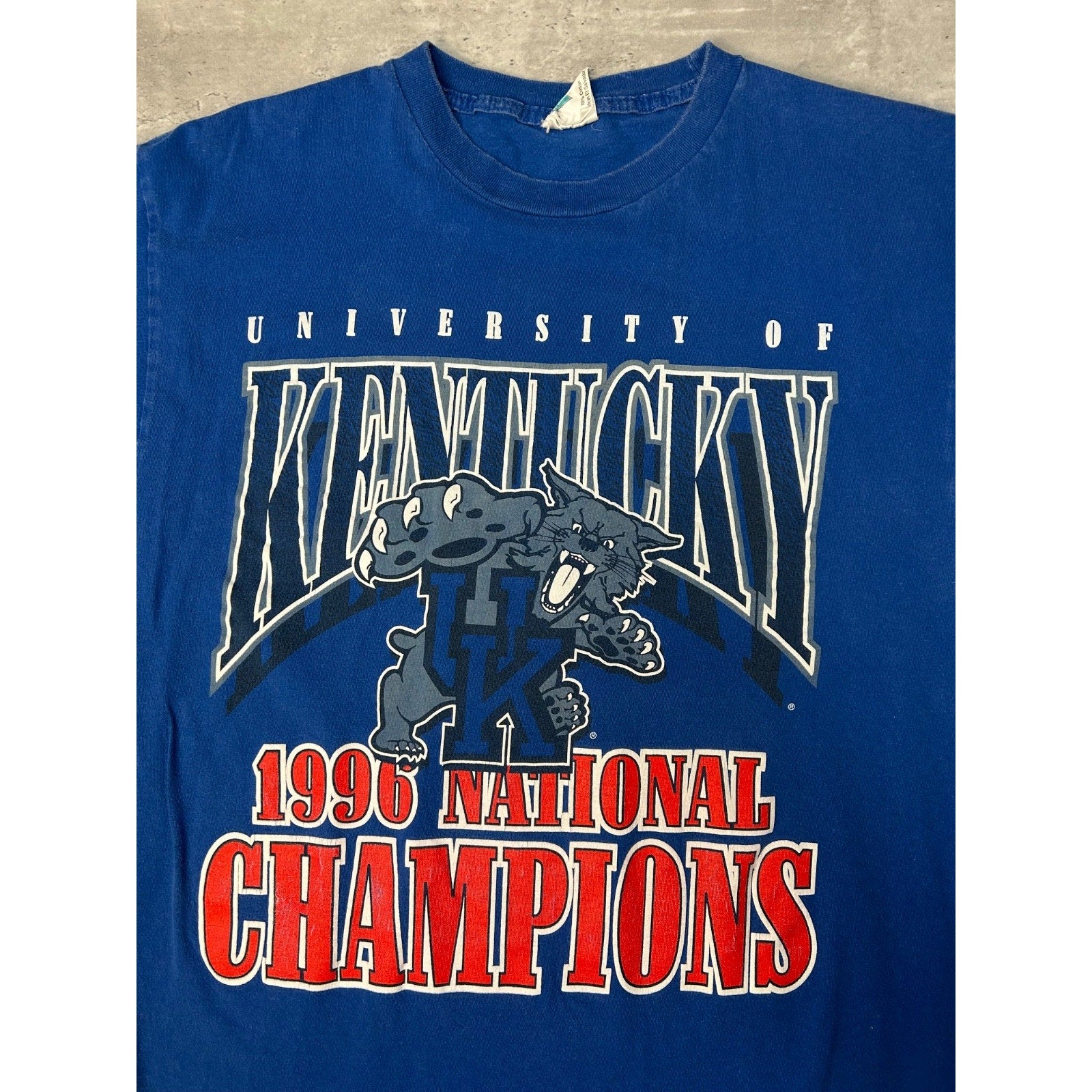 Vintage 1996 Kentucky Wildcats NCAA National Champions Graphic T-Shirt Size XL