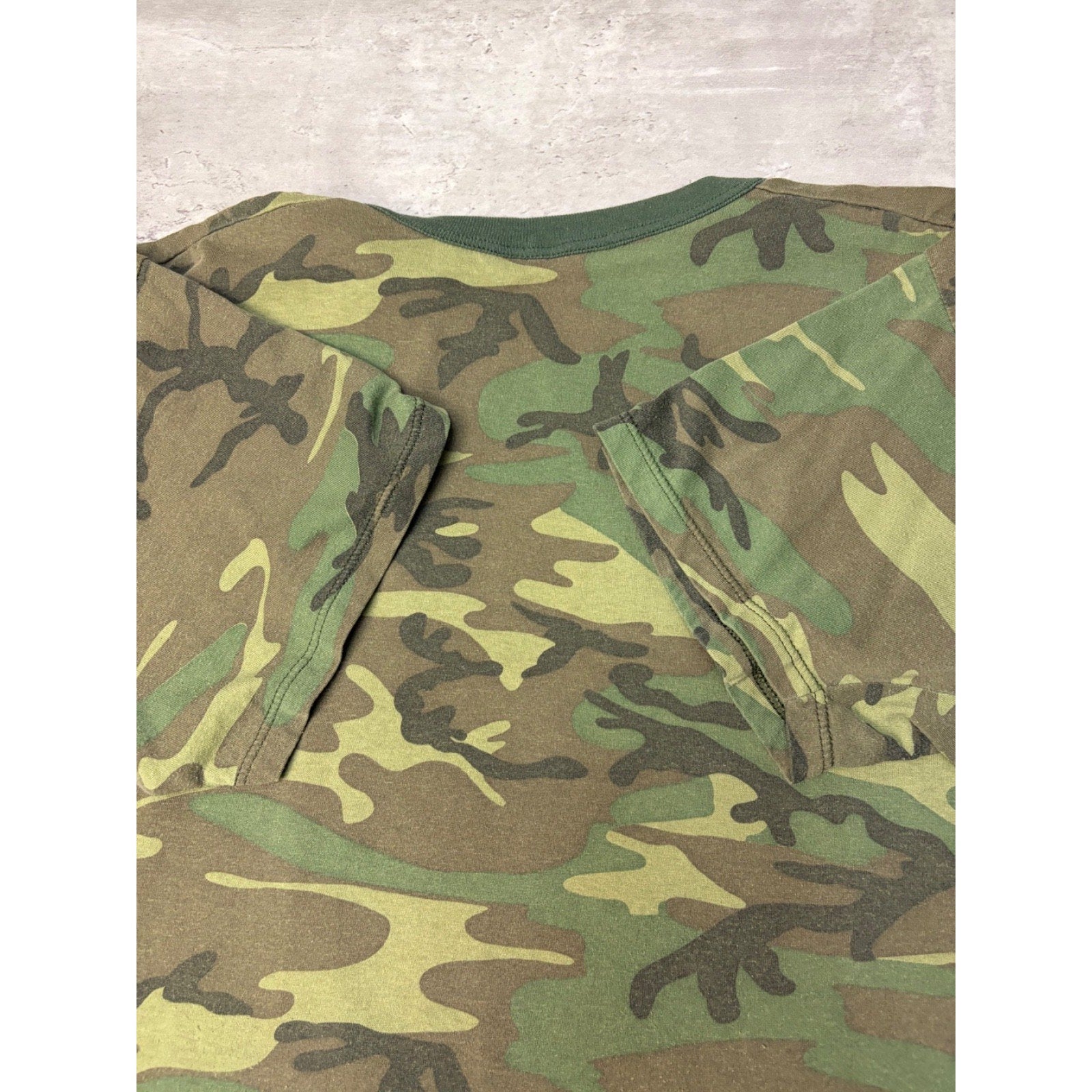 Vintage 1990s Woodland Camo Military T-Shirt Size XL