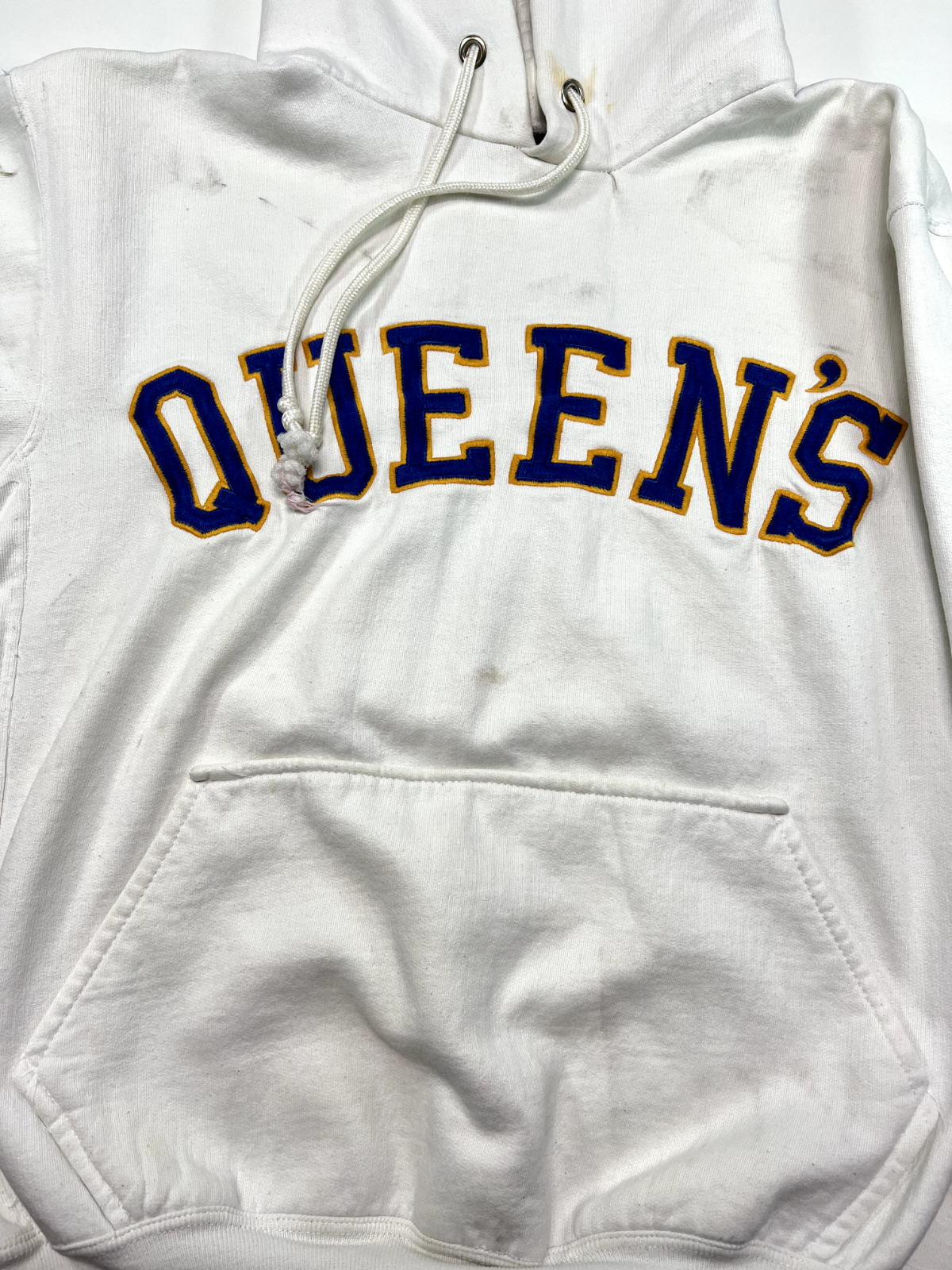 Vintage 90s Queens University Embroidered Spellout Hooded Sweatshirt Size Medium