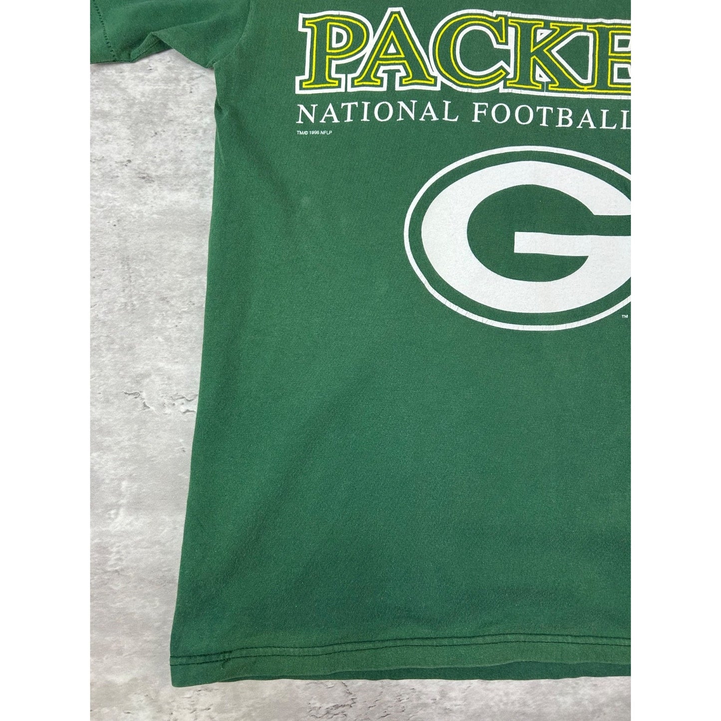 Vintage 90s Green Bay Packers NFL Spellout Graphic T-Shirt Size Medium