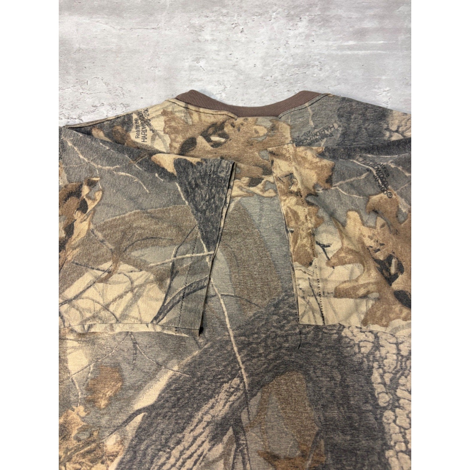Vintage 90s Realtree Hardwoods Tree Camo Hunting T-Shirt Size Large