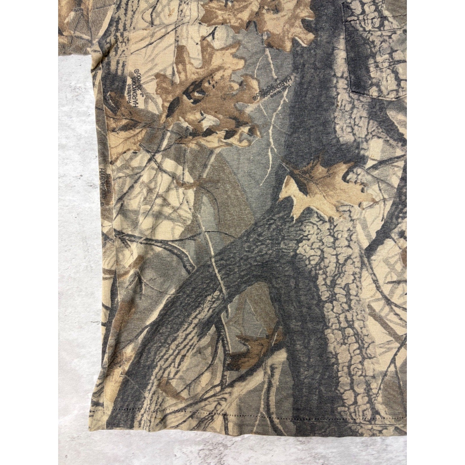 Vintage 90s Realtree Hardwoods Tree Camo Hunting T-Shirt Size Large
