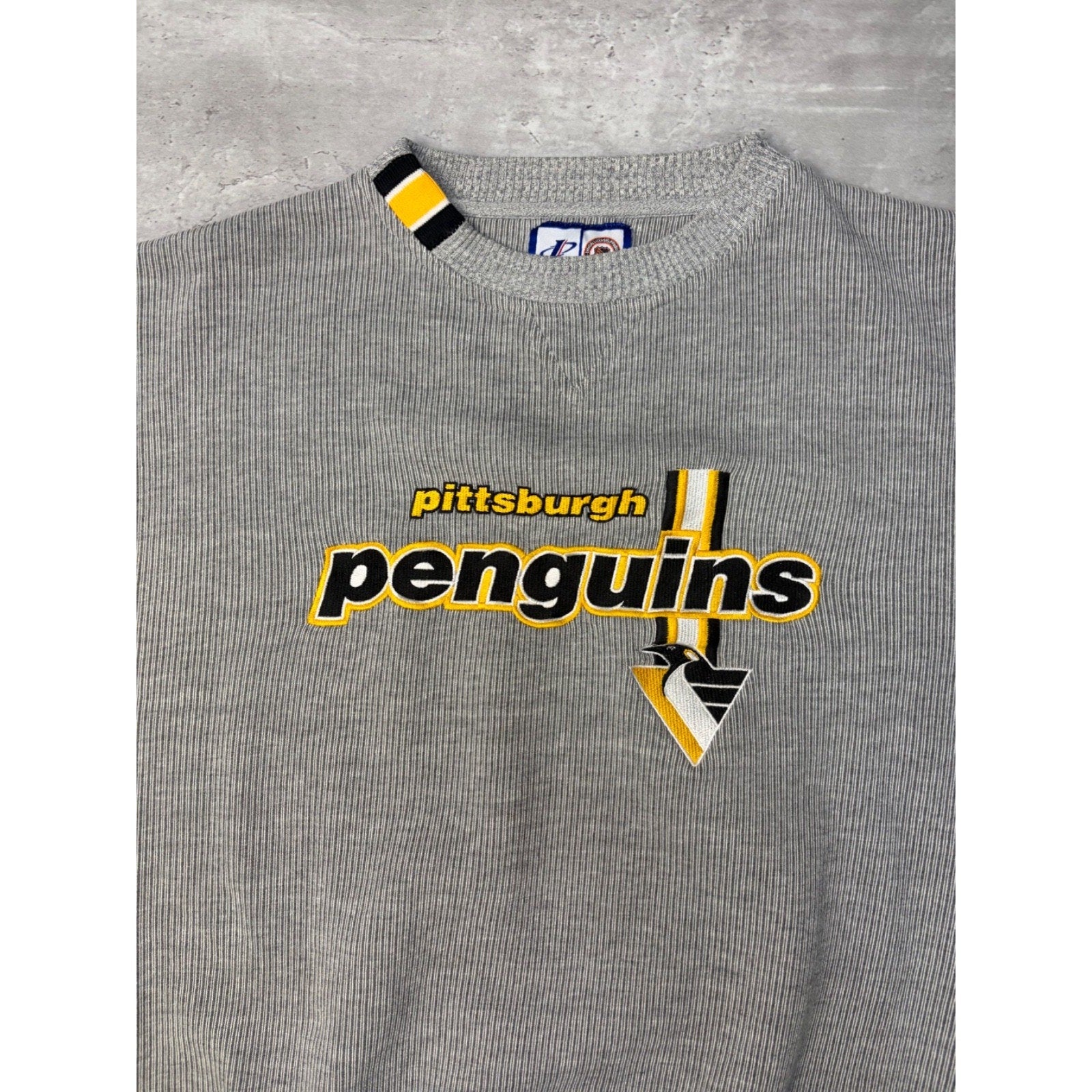 Vintage Pittsburgh Penguins NHL Embroidered Logo Spellout Sweatshirt Size XL