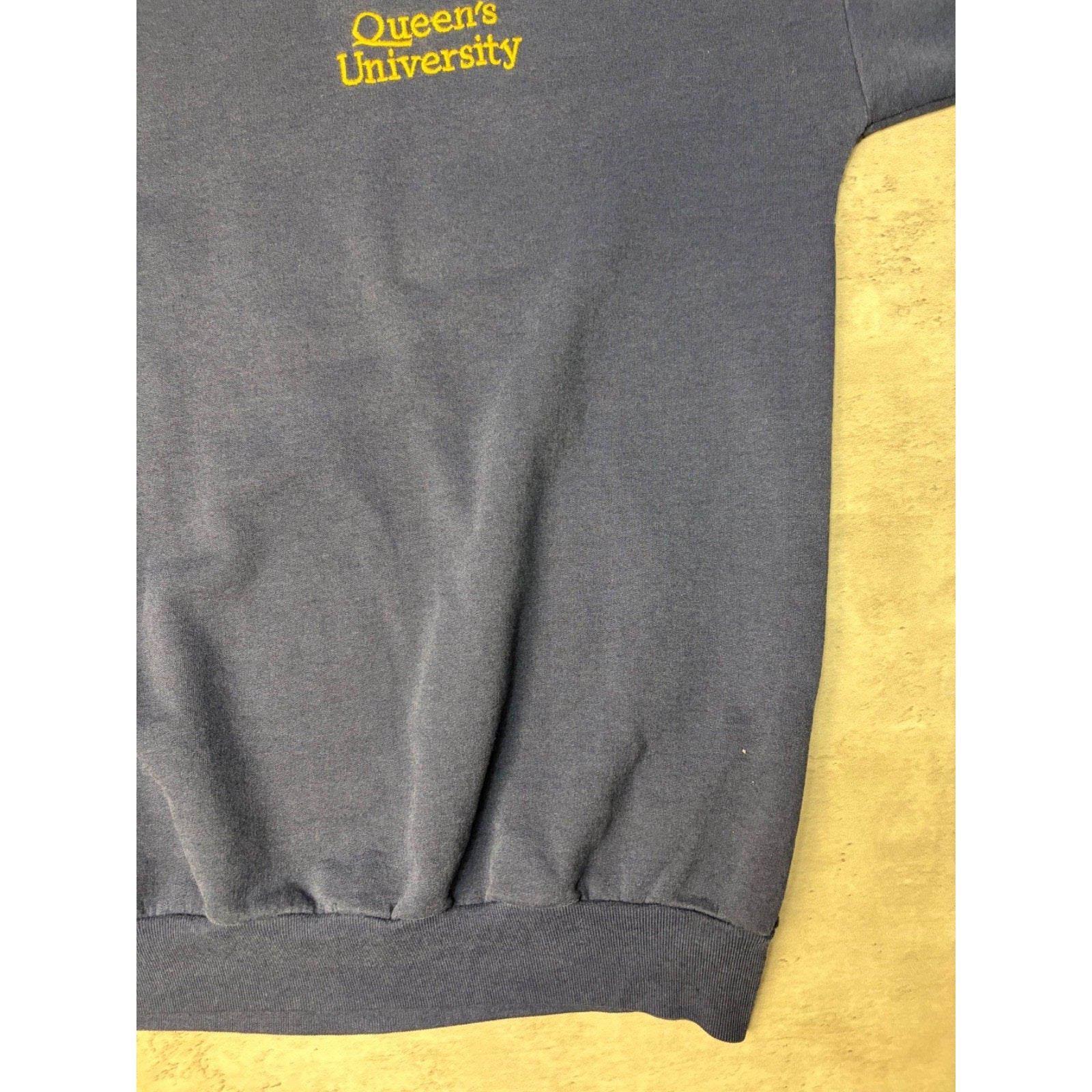 Vintage 90s Queens University NCAA Embroidered Spellout Sweatshirt Size XL