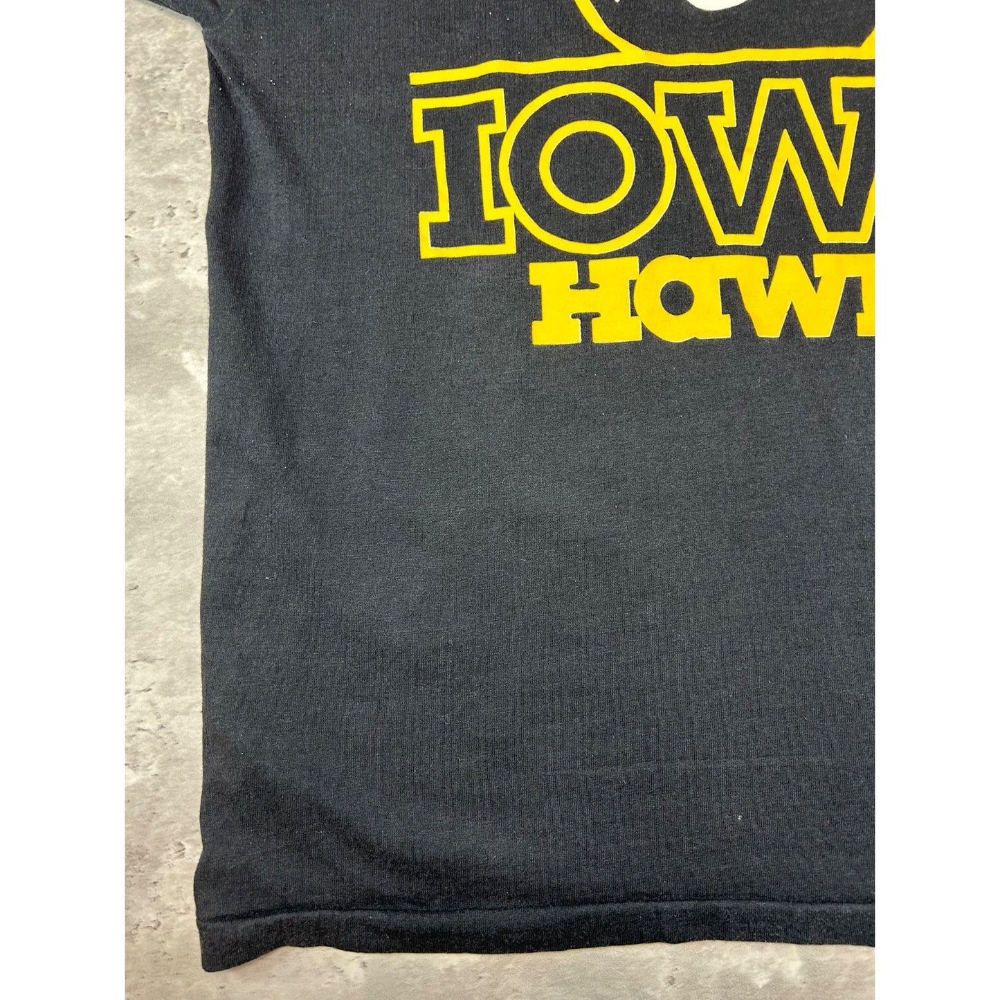 Vintage 90s Iowa Hawkeyes NCAA Collegiate Graphic Spellout T-Shirt Size Large