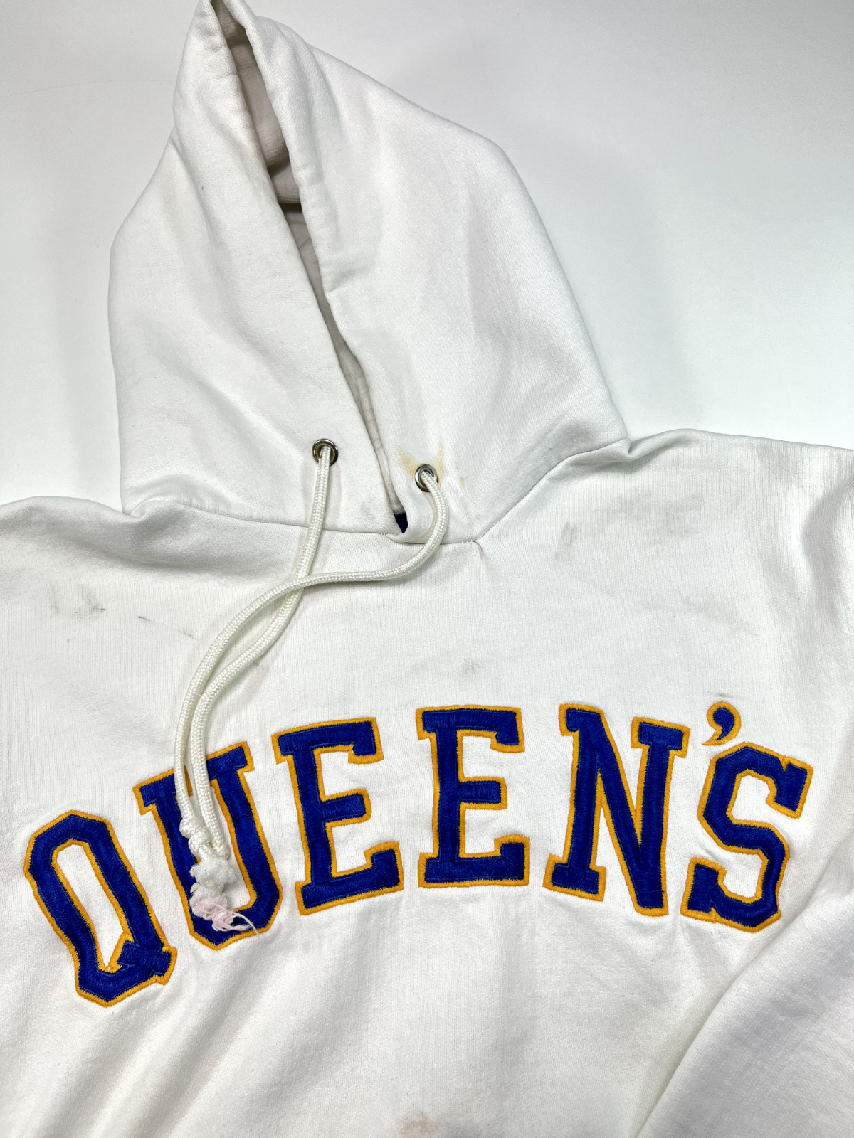 Vintage 90s Queens University Embroidered Spellout Hooded Sweatshirt Size Medium