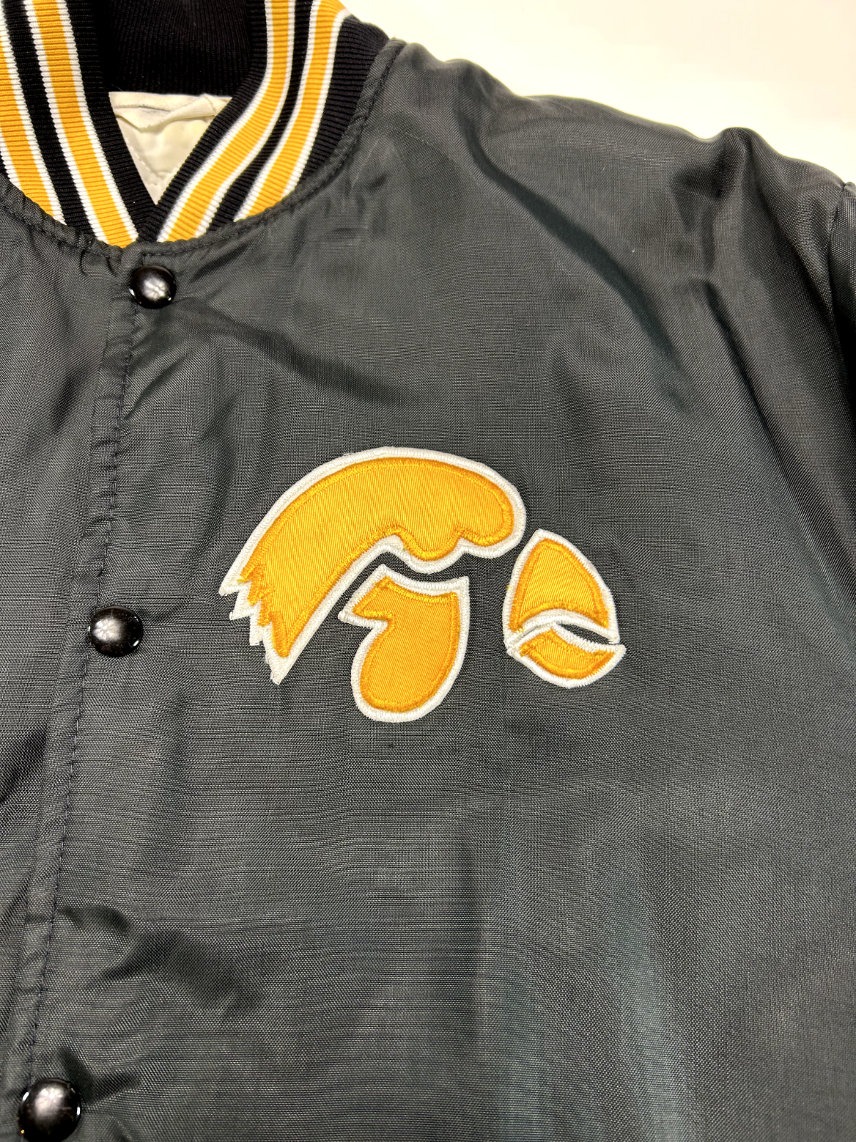 Vintage 80s Iowa Hawkeyes NCAA Embroidered Collegiate Bomber Jacket Size Large