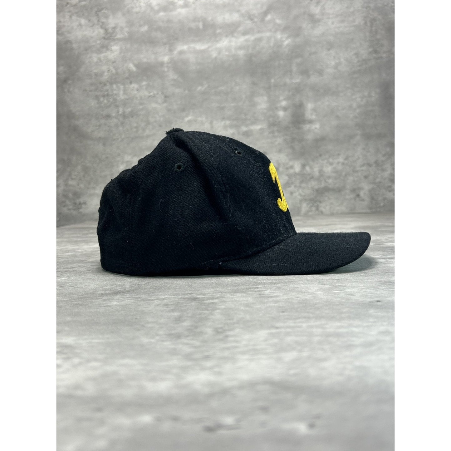 Vintage 80s/90s Stitched B Two Tone Snapback Hat OSFA Black/Yellow