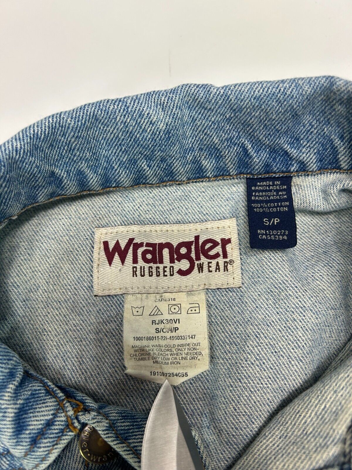 Vintage Wrangler Rugged Wear Light Wash Denim Trucker Jacket Size Small Blue