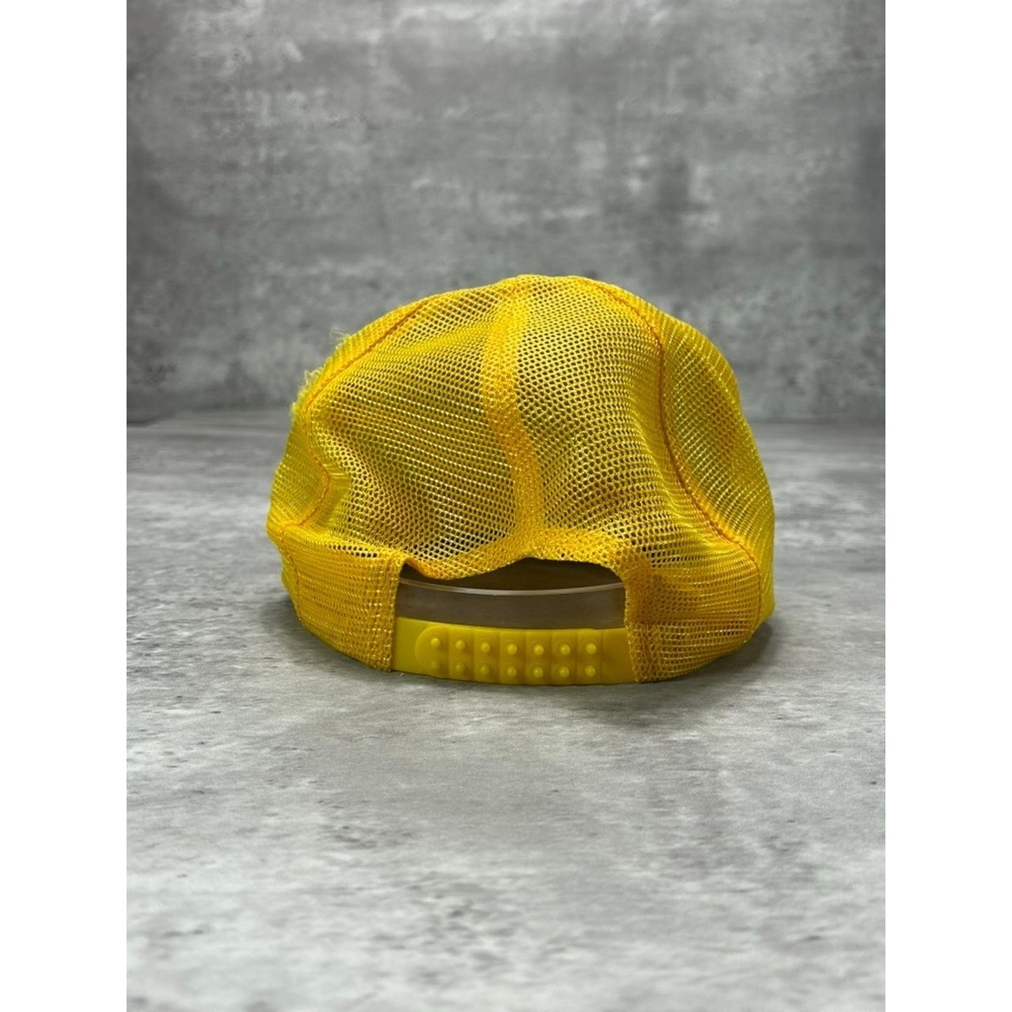 Vintage 1988 Oshkosh Graphic Spellout Trucker Snapback Hat OSFA White/Yellow