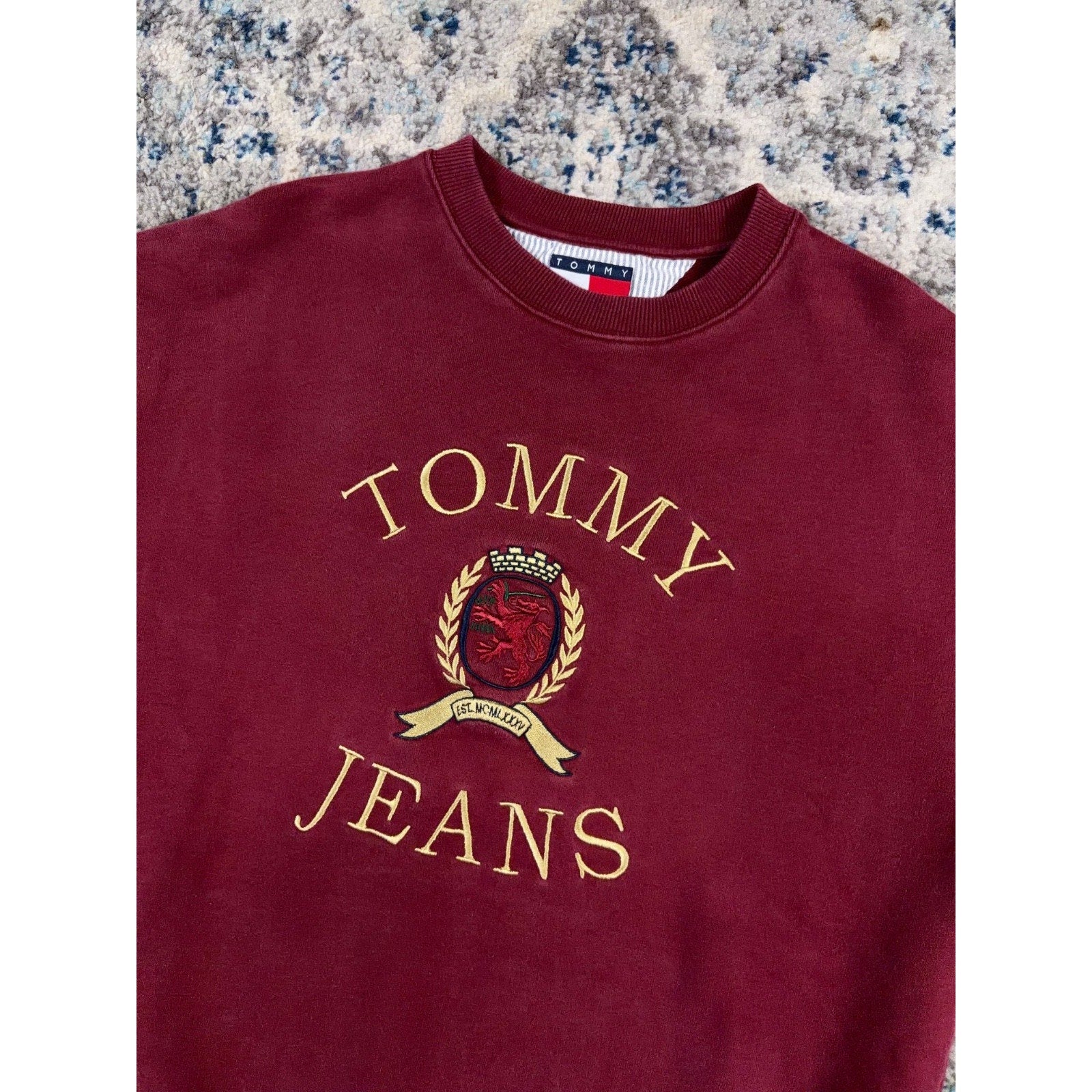 Vintage Tommy Hilfiger Jeans Embroidered Crest Spellout Sweatshirt Size Medium