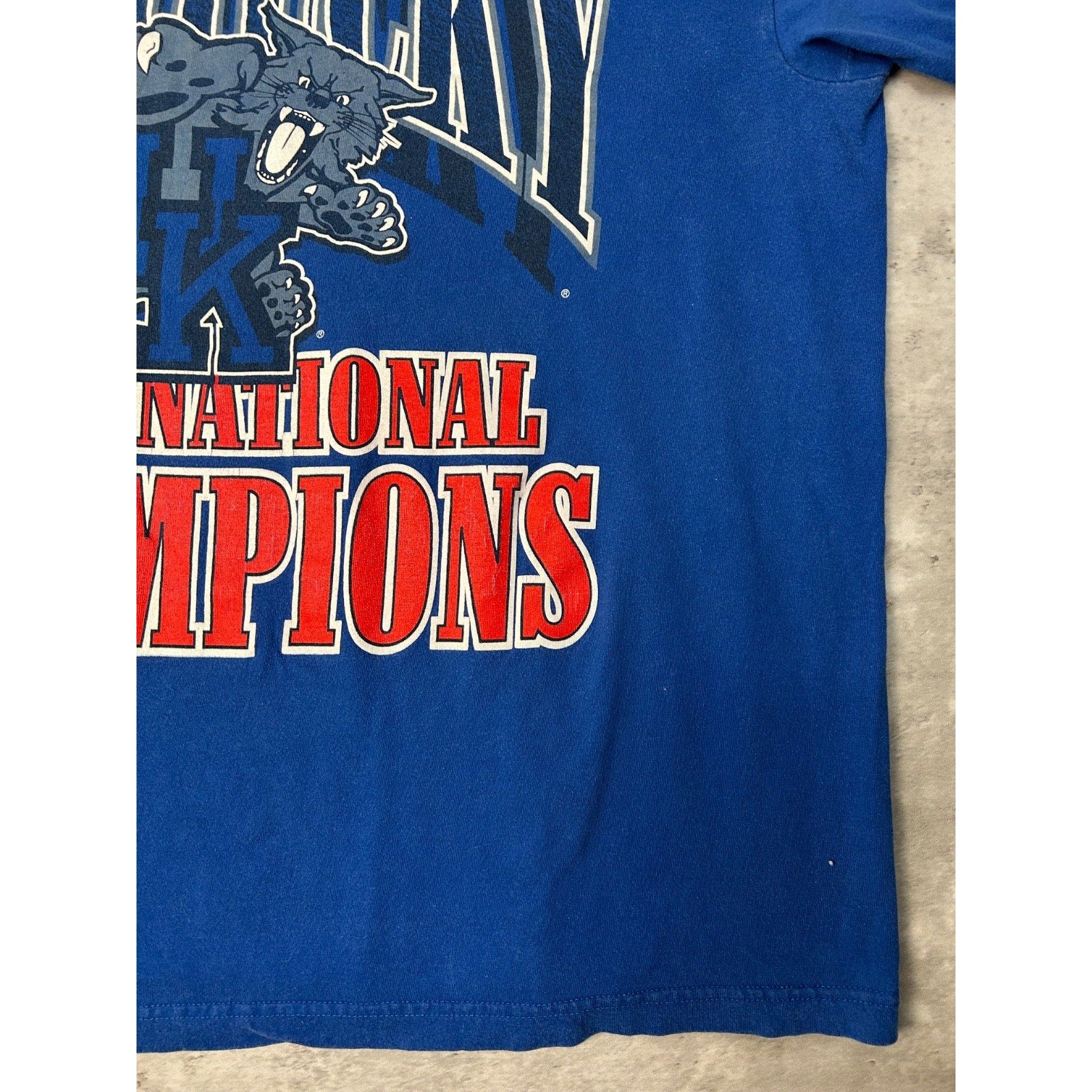 Vintage 1996 Kentucky Wildcats NCAA National Champions Graphic T-Shirt Size XL