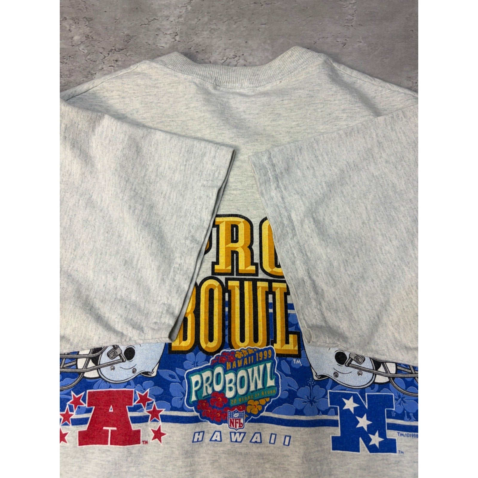 Vintage 1999 NFL Hawaii Pro Bowl AFC Vs NFC Helmet Graphic T-Shirt Size Medium