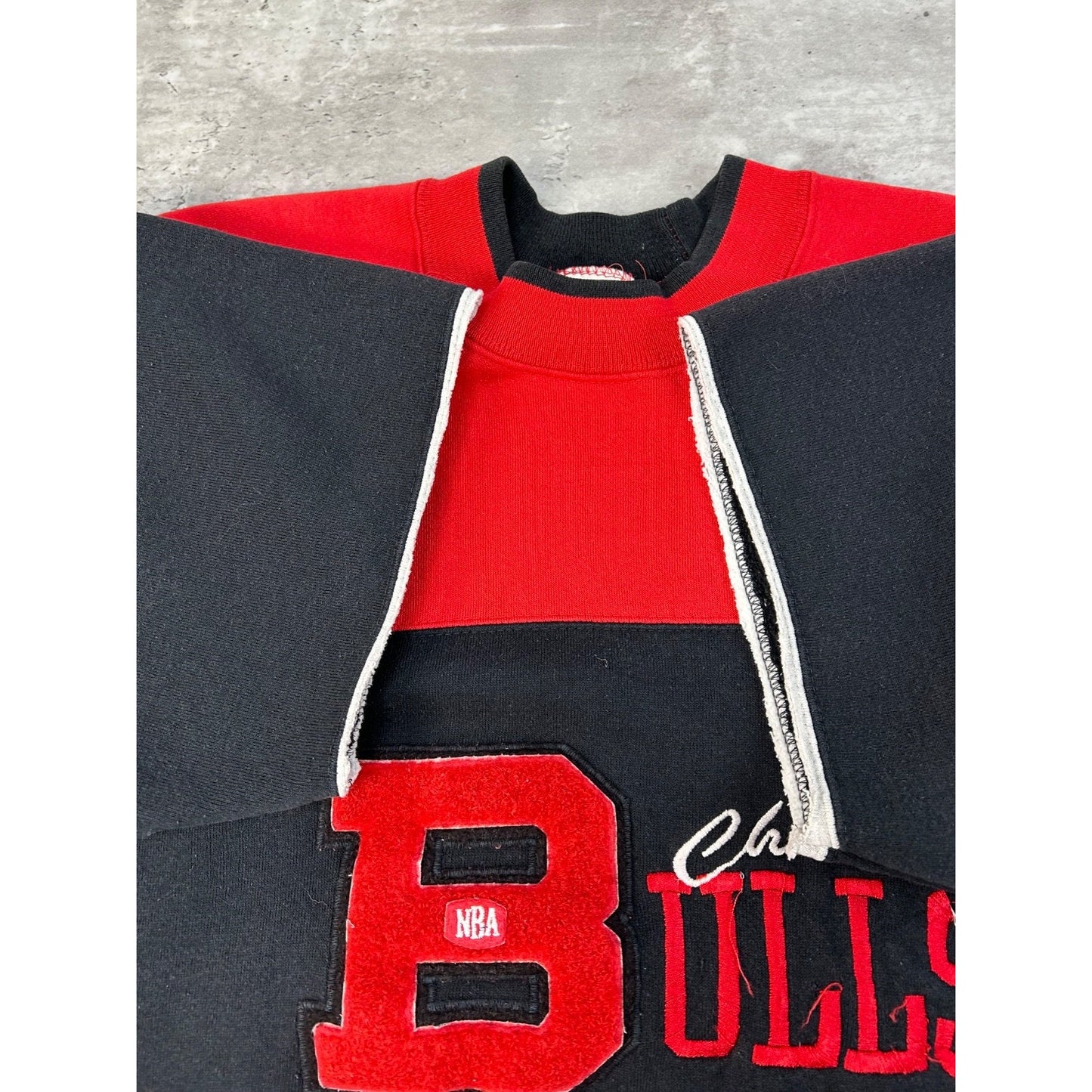 VTG 90s Chicago Bulls NBA Embroidered Spellout Short Sleeve Sweatshirt Sz Large