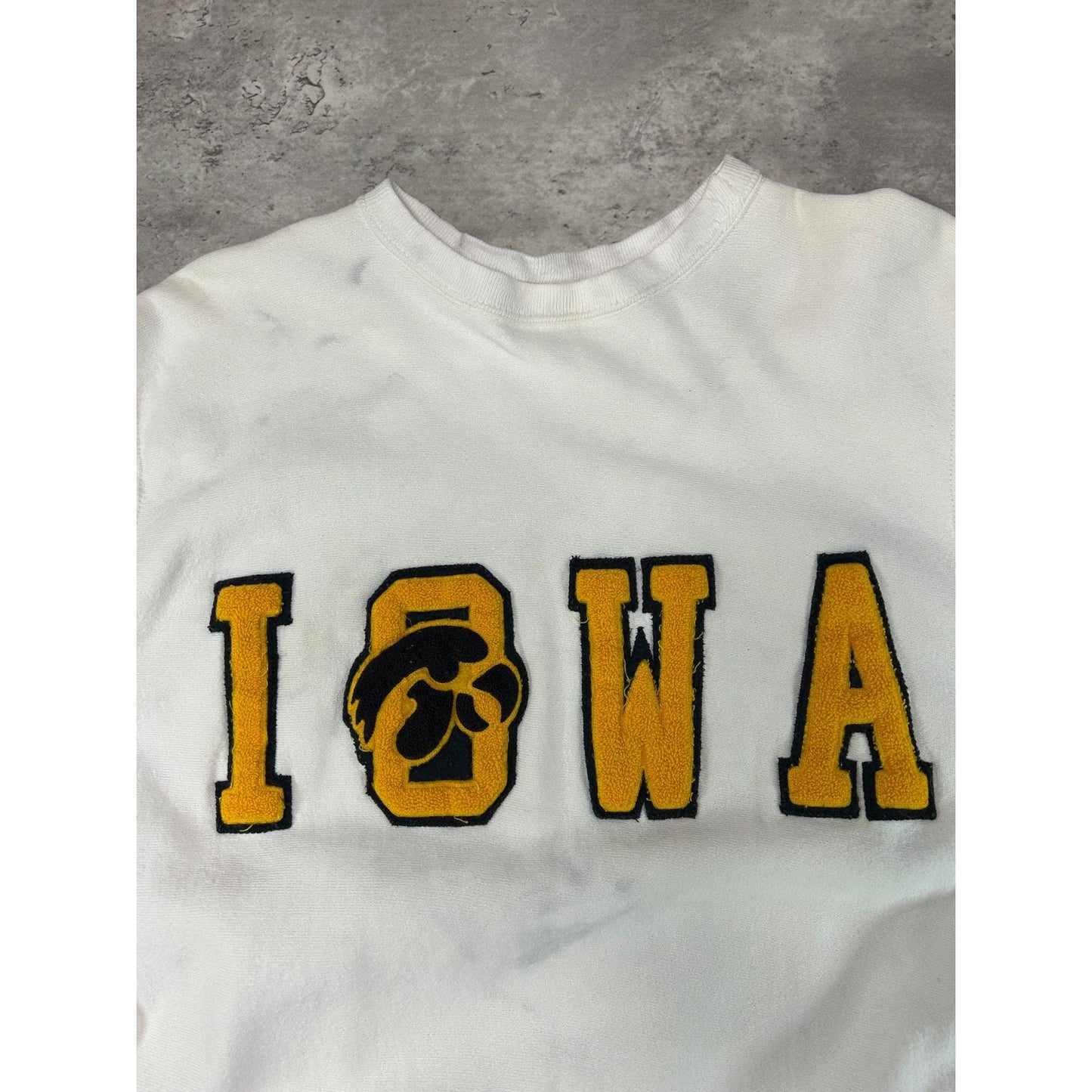 Vintage 90s Iowa Hawkeyes NCAA Embroidered Spellout Sweatshirt Size Medium