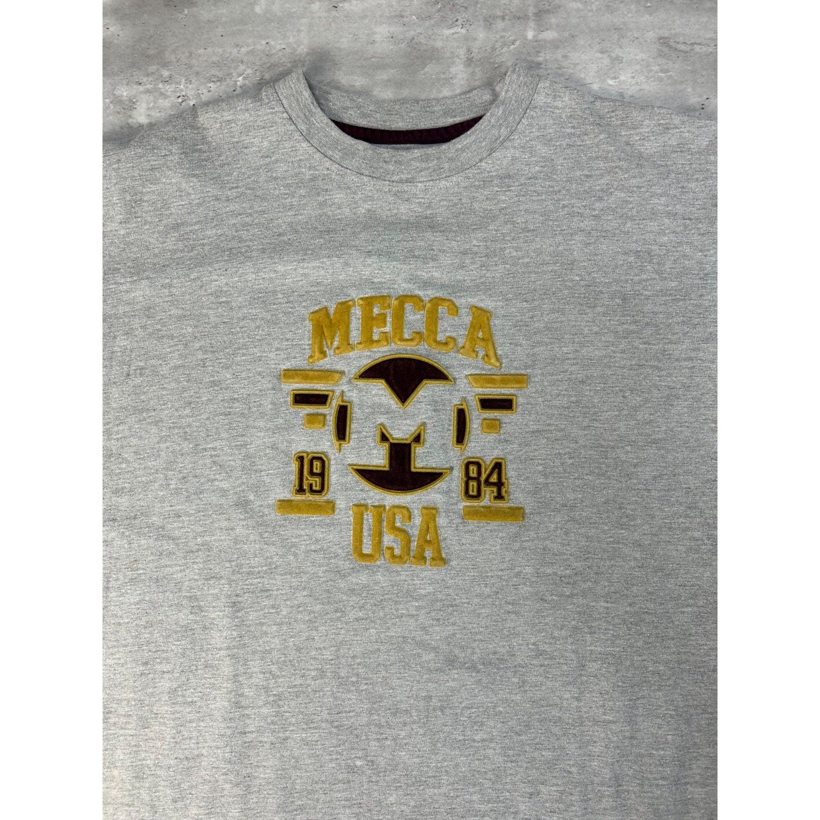 Vintage Y2K Mecca USA Felt Embossed Spellout Graphic T-Shirt Size Medium