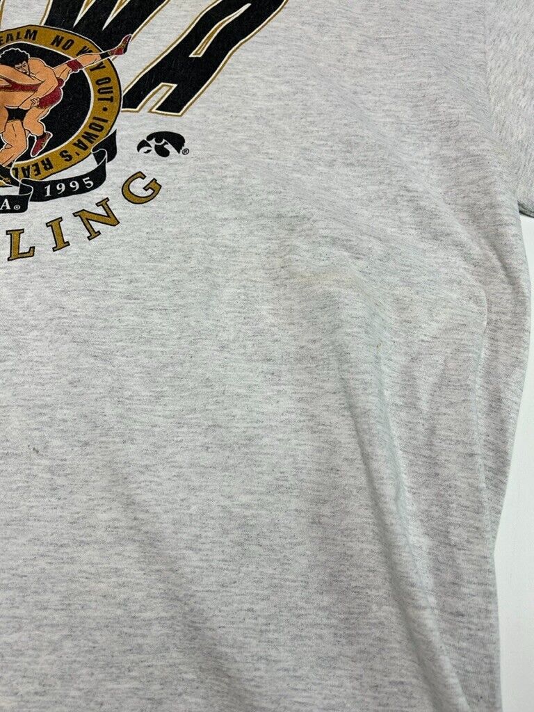 Vintage 1995 Iowa Hawkeyes NCAA Collegiate Wrestling Graphic T-Shirt Size XL