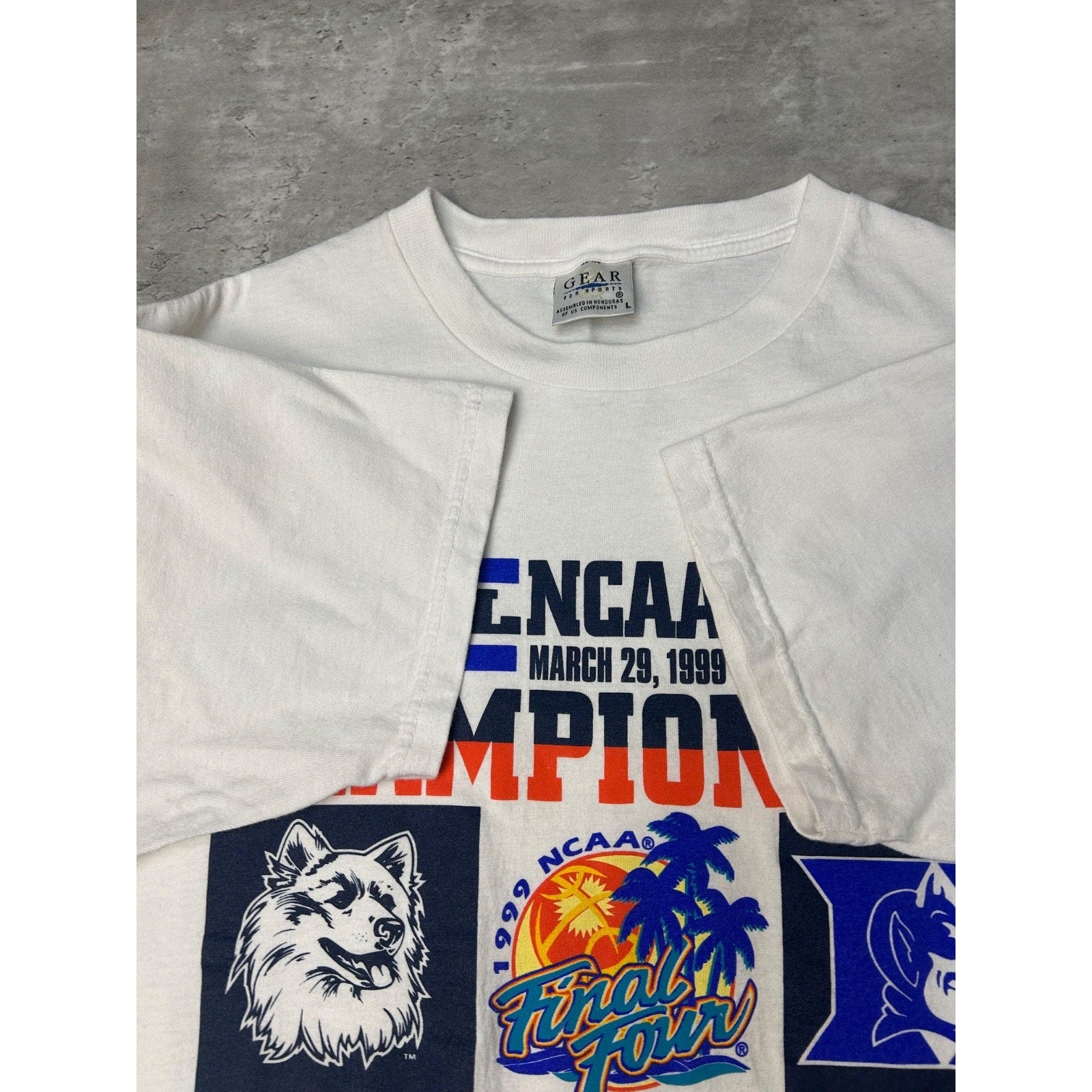 Vintage 1999 NCAA Duke Vs Uconn March Madness Final Four T-Shirt Size Large