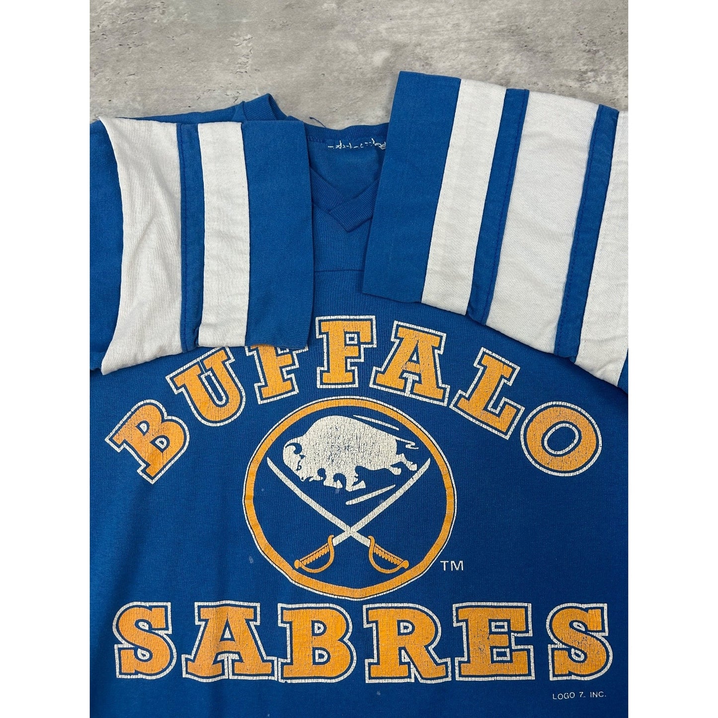 Vintage 90s Buffalo Sabres NHL Spellout Graphic T-Shirt Jersey Size Medium