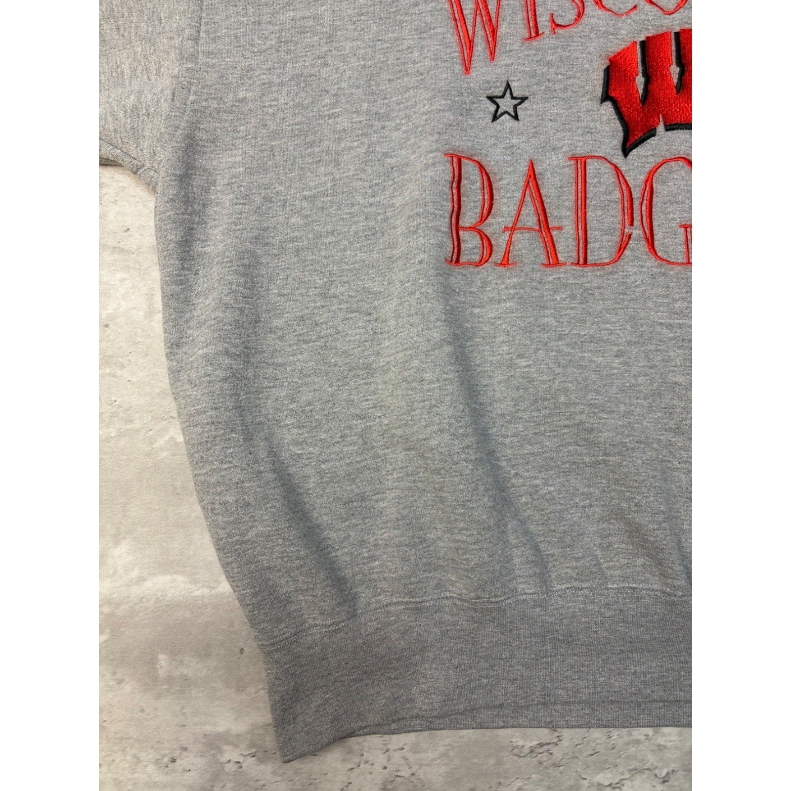 Vintage 90s Wisconsin Badgers NCAA Embroidered Logo Spellout Sweatshirt Size XL