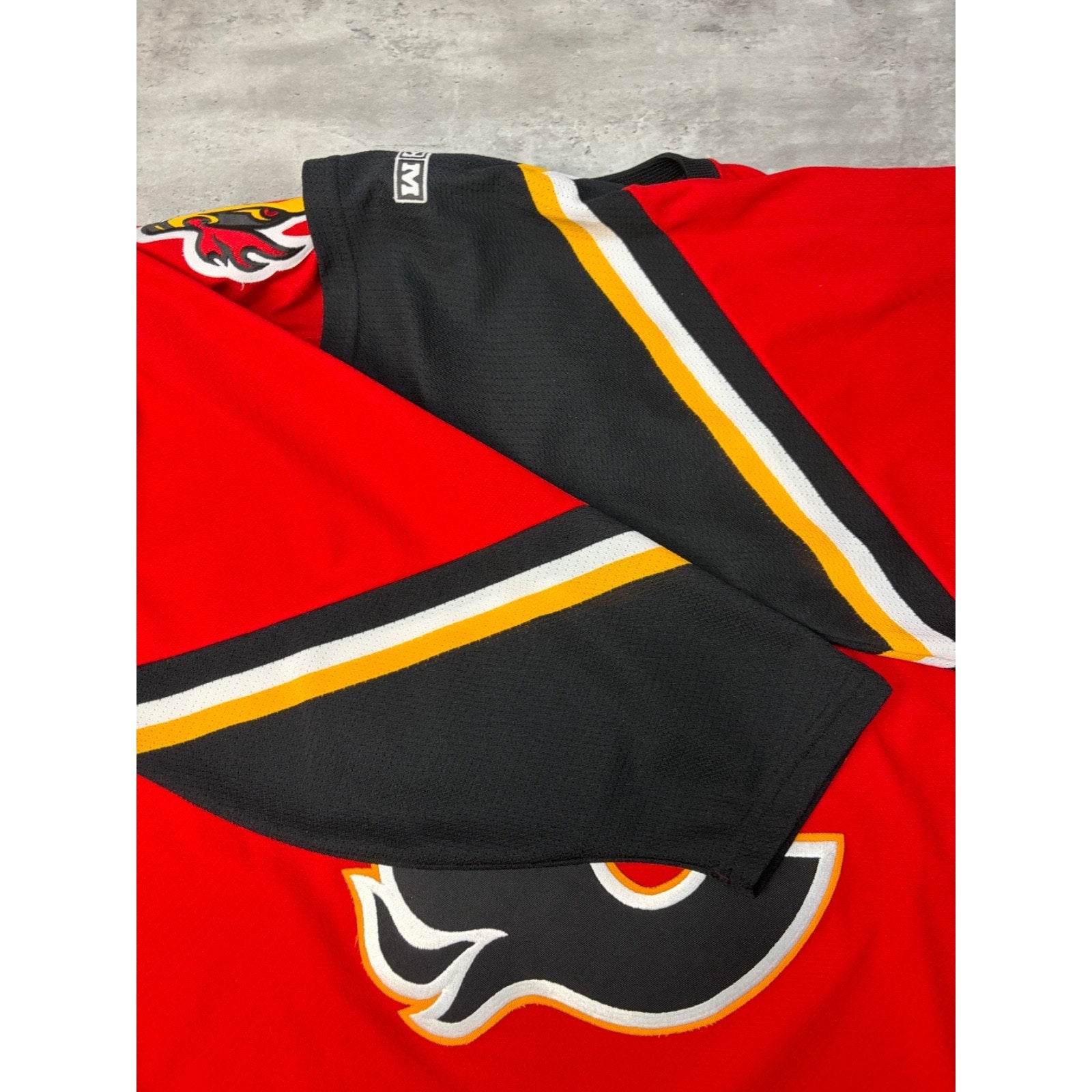 Vintage 90s Calgary Flames NHL CCM Stitched Hockey Jersey Size XL