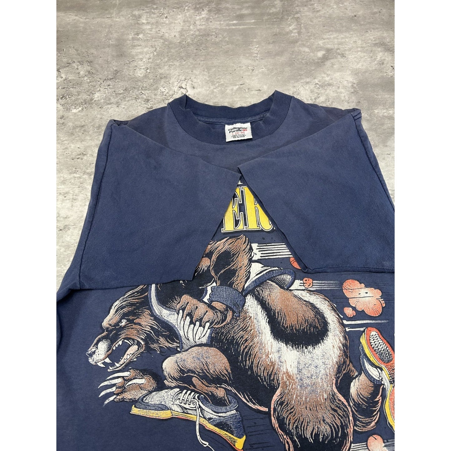 Vintage 90s Michigan Wolverines NCAA Cartoon Graphic Collegiate T-Shirt Sz Large