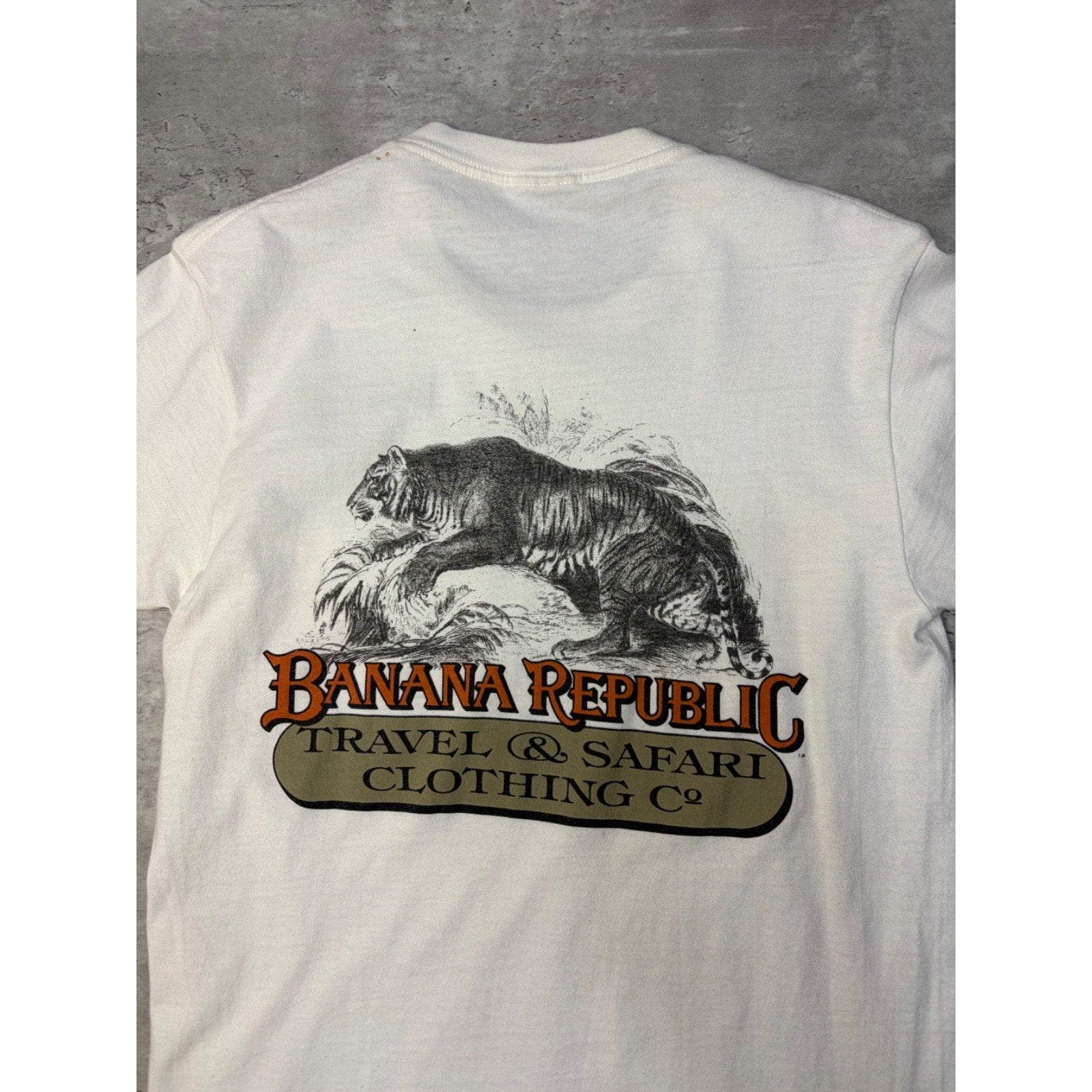 Vintage Banana Republic Travel & Safari Clothing Co Graphic T-Shirt Size Small