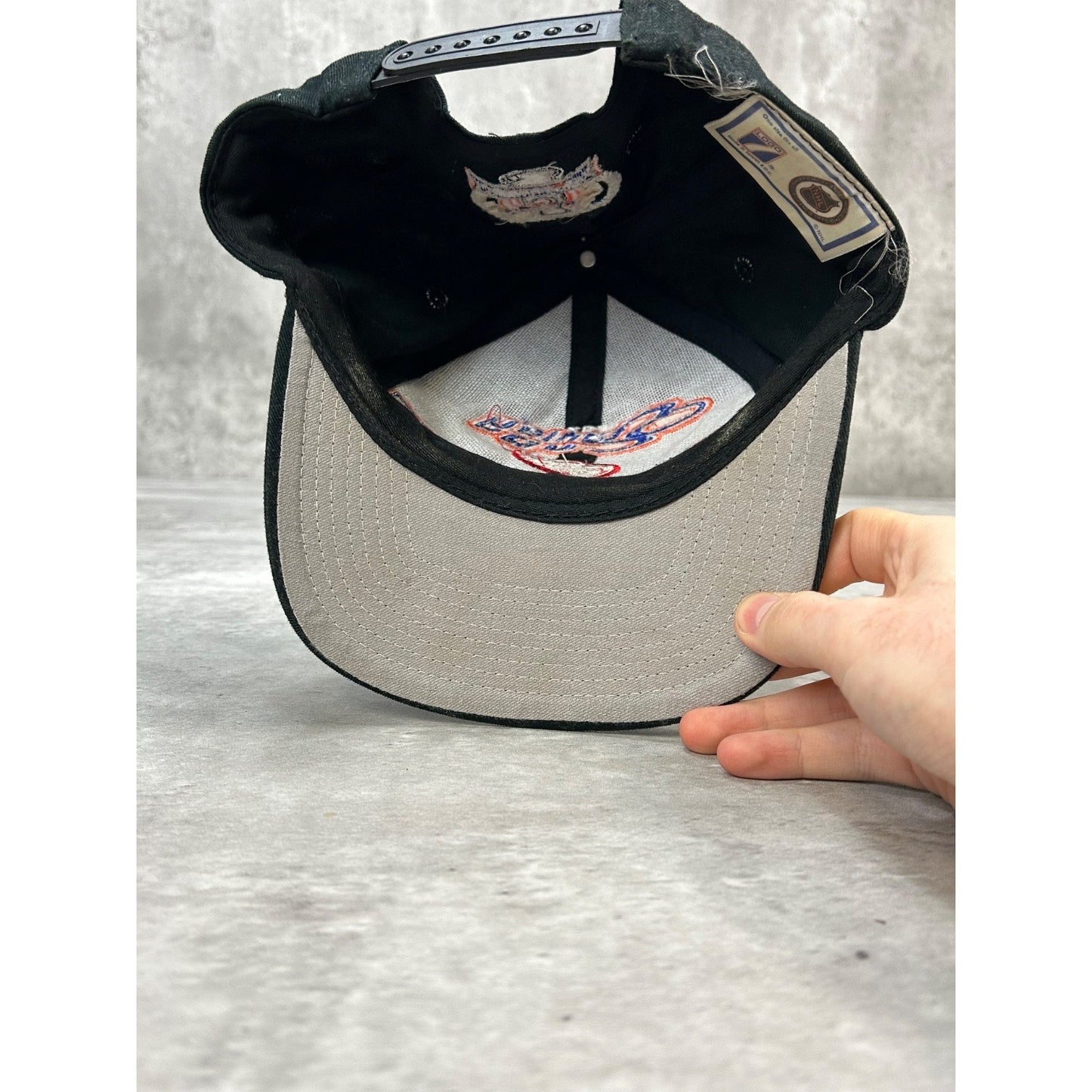 Vintage 1997 Detroit Red Wings NHL Embroidered Spellout Snapback Hat OSFA