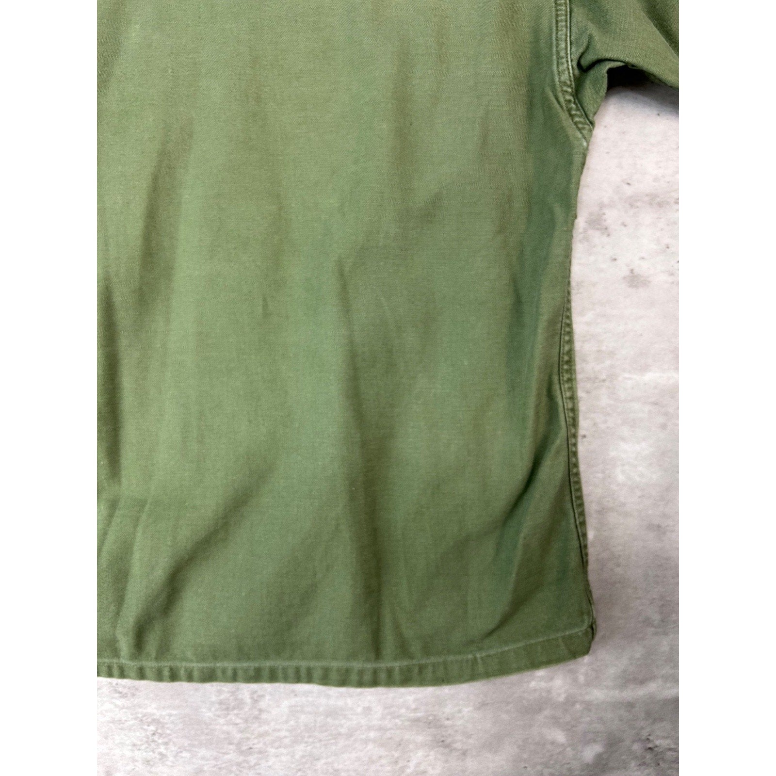 Vintage 1960s US Military OG-107 Cotton Sateen Button Up Shirt Size Small