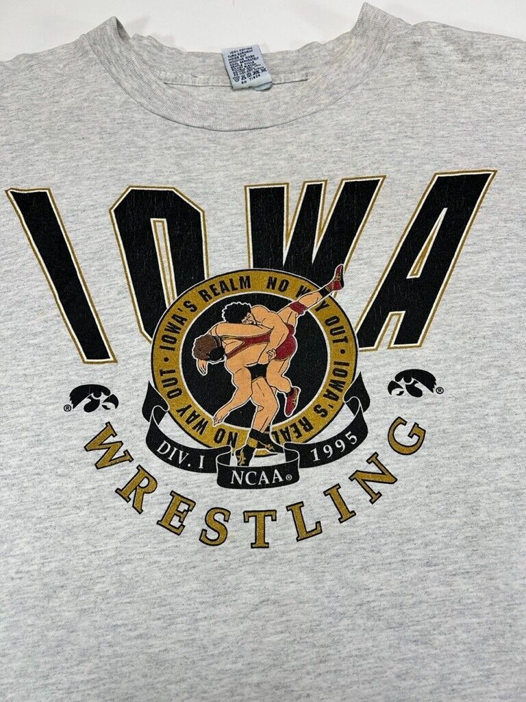 Vintage 1995 Iowa Hawkeyes NCAA Collegiate Wrestling Graphic T-Shirt Size XL