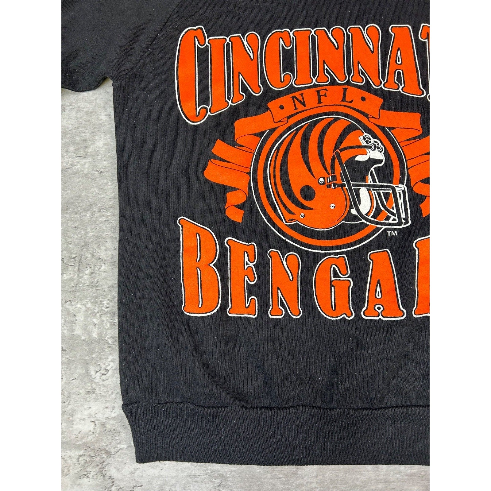 Vintage 90s Cincinnati Bengals NFL Helmet Spellout Graphic Sweatshirt Size Small