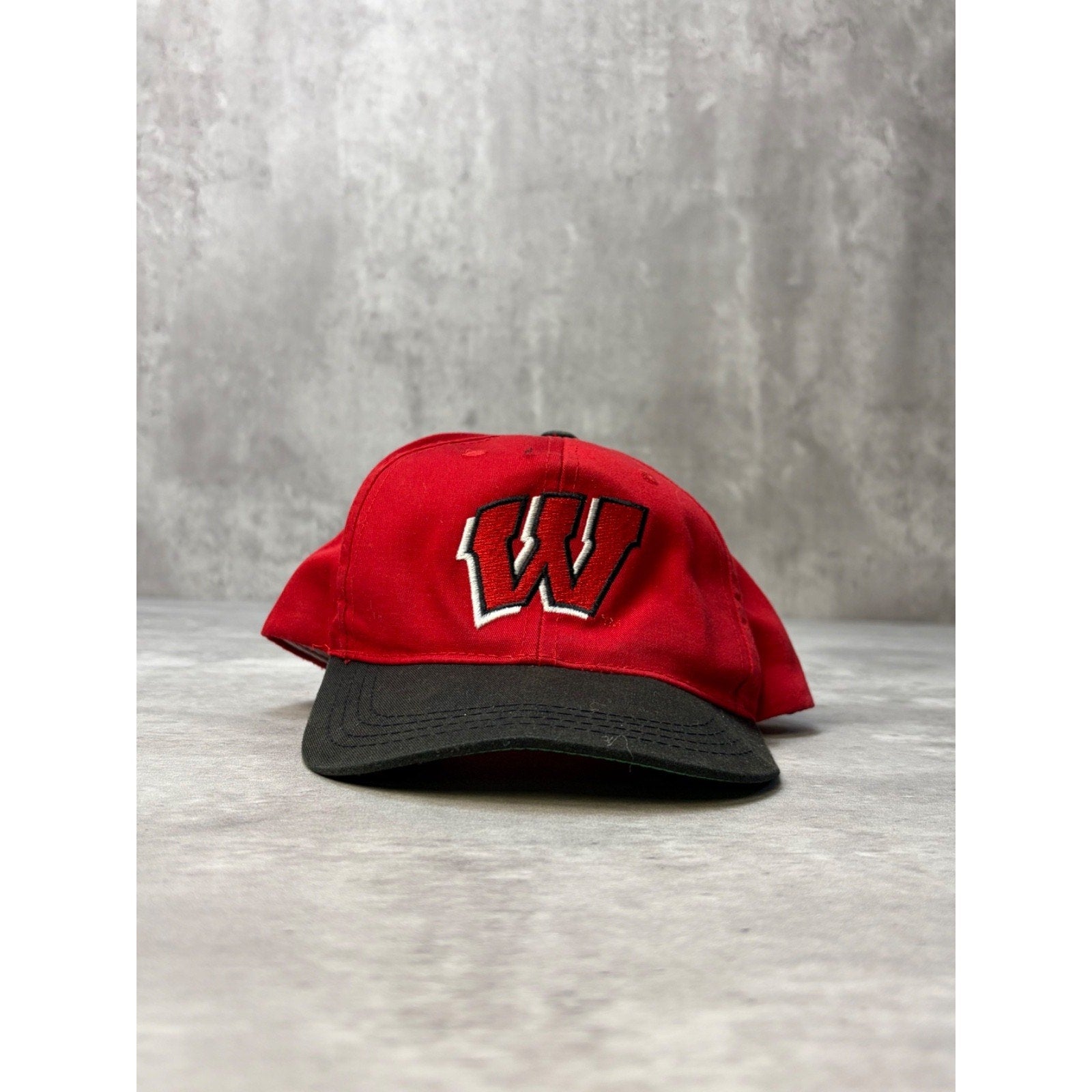 Vintage Wisconsin Badgers NCAA Embroidered Logo YOUTH Snapback Hat OSFA