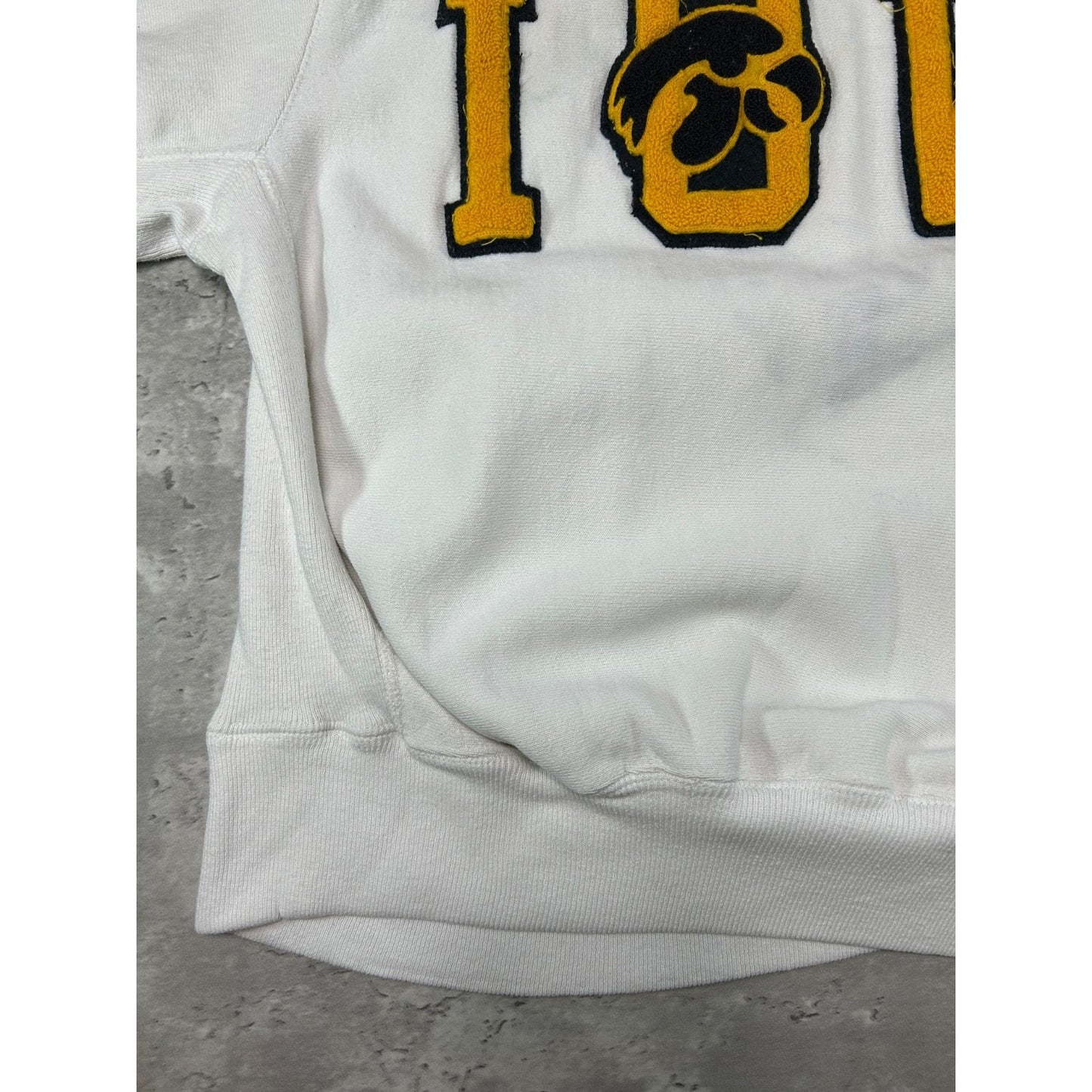 Vintage 90s Iowa Hawkeyes NCAA Embroidered Spellout Sweatshirt Size Medium